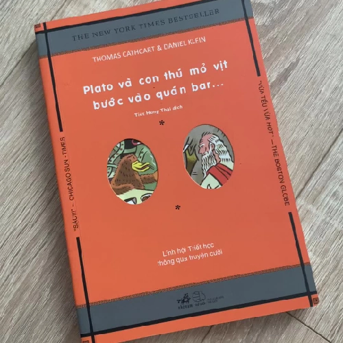 Plato và con thú mỏ vịt bước vào quán bar 521243