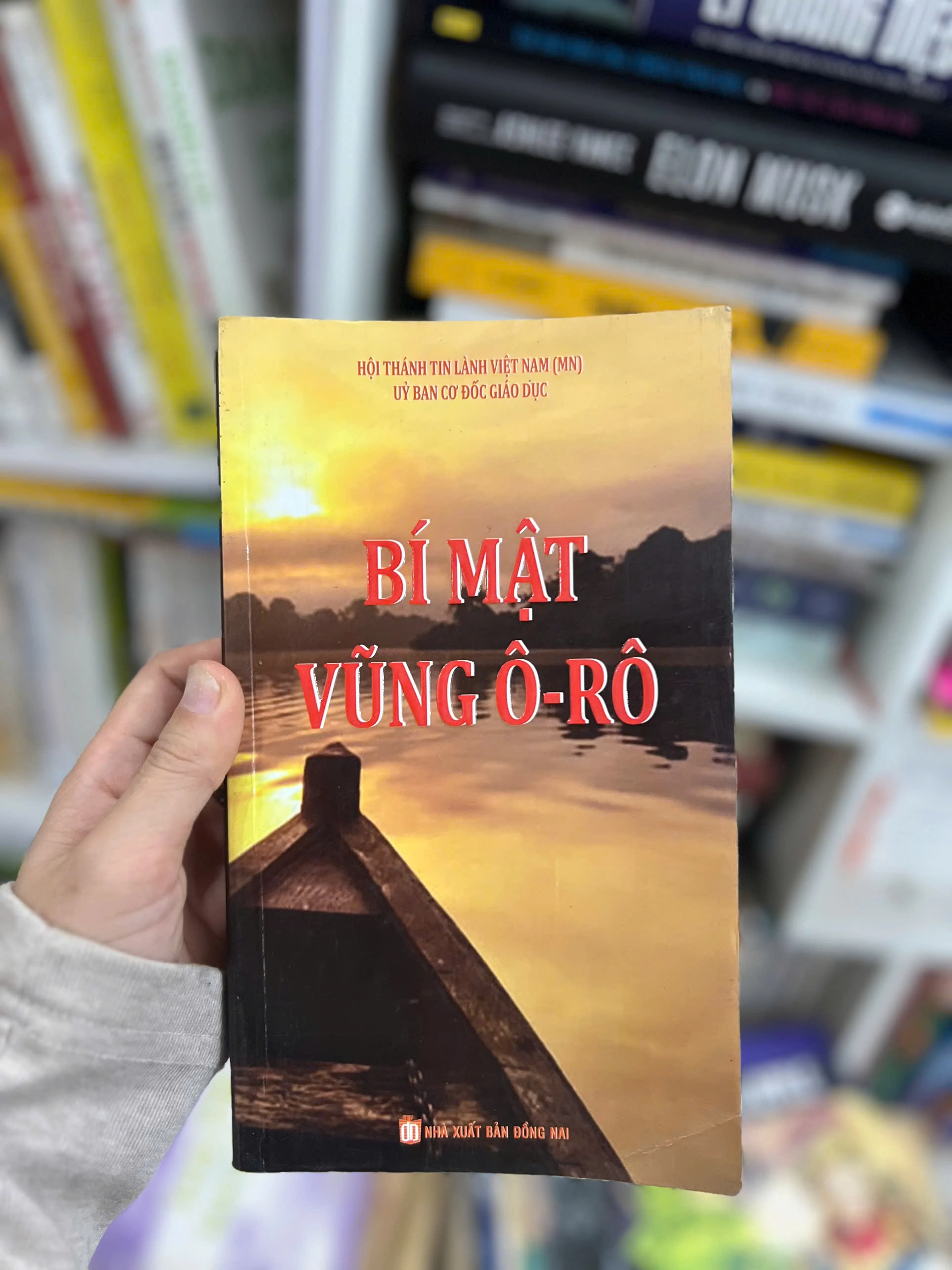 Bí mật vũng Ô-rô by  - Sách Book Cover - Ngọc Hiển Books