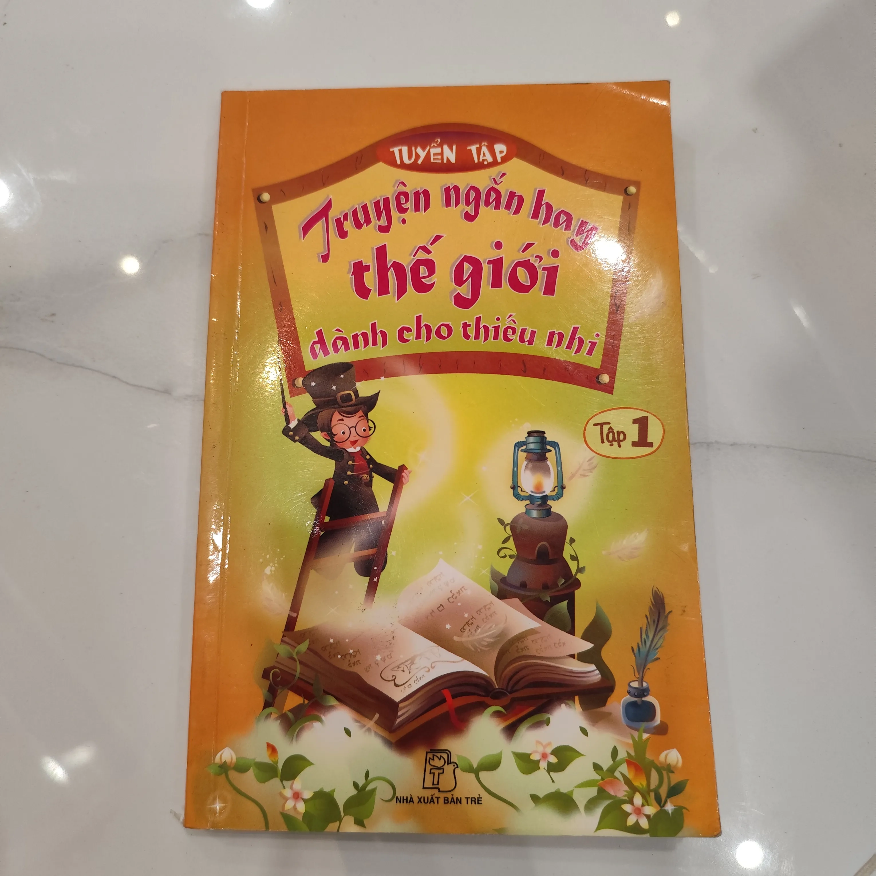 Tuyển tập truyện ngắn hay thế giới dành cho thiếu nhi by  - Sách Book Cover - Ngọc Hiển Books