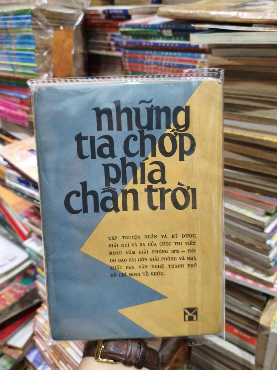 Những Tia Chớp Phía Chân Trời by Nhiều tác giả - Sách Book Cover - Ngọc Hiển Books