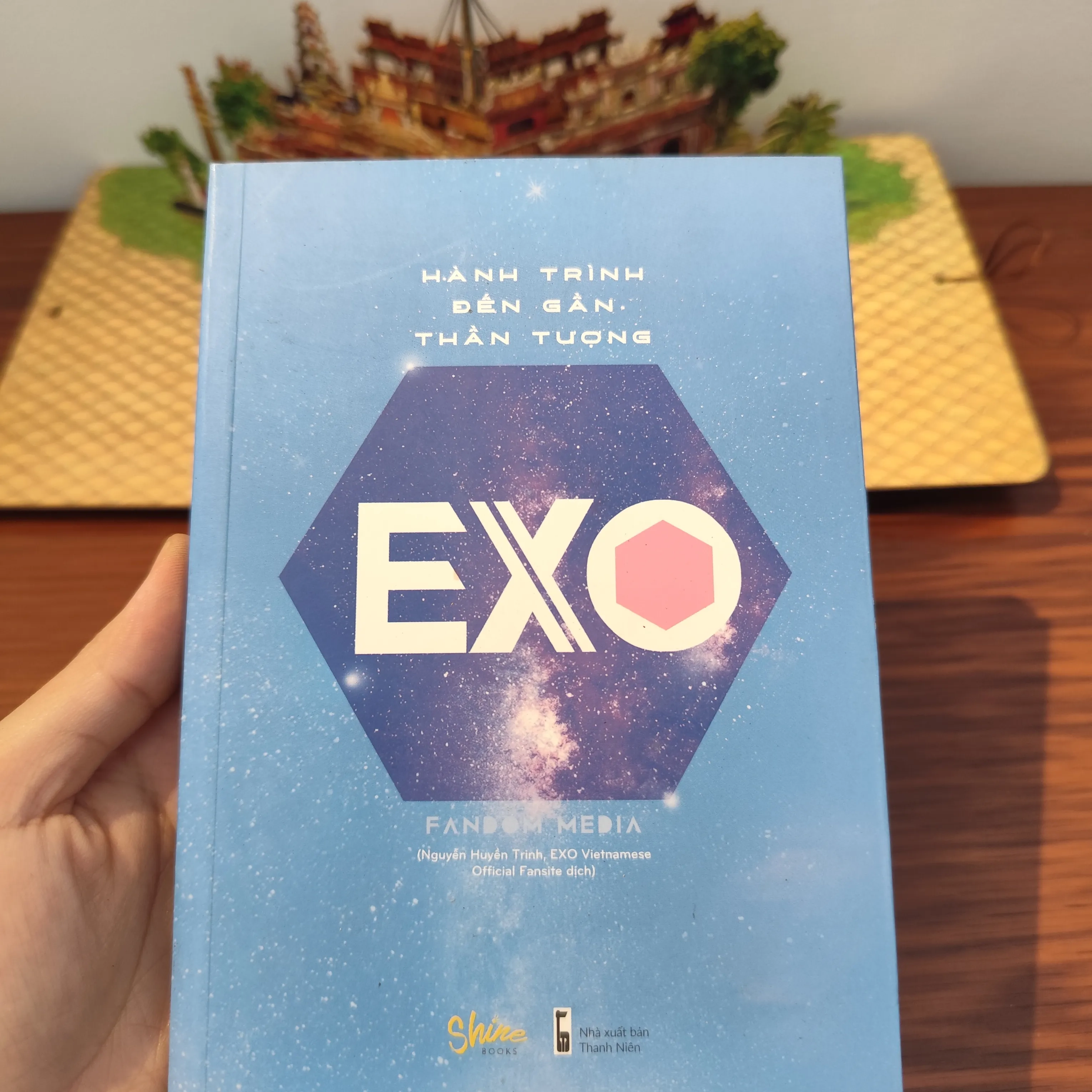 Hành Trình Đến Gần Thần Tượng EXO. by  - Sách Book Cover - Ngọc Hiển Books