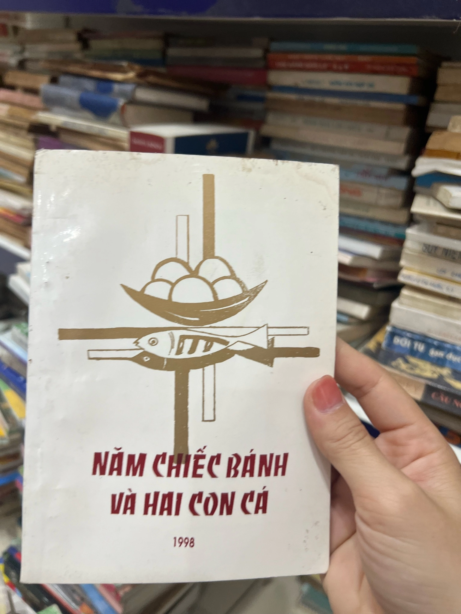 Năm chiếc bánh và hai con cá by  - Sách Book Cover - Ngọc Hiển Books
