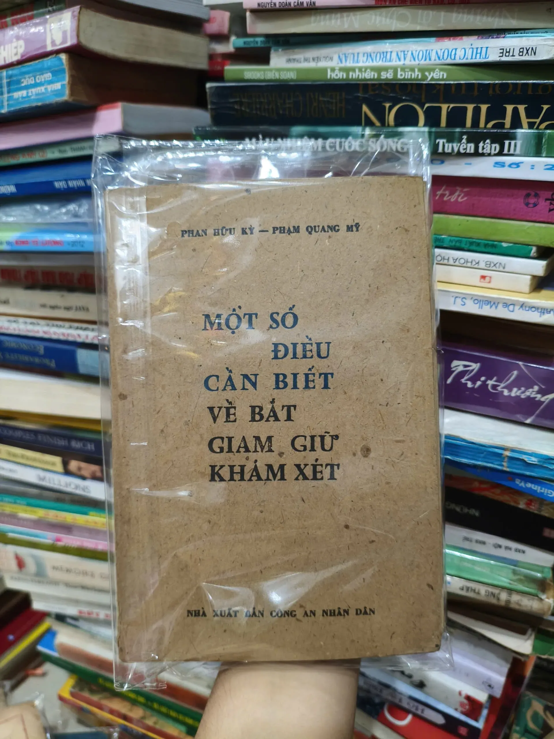 Một số điều cần biết về bắt, giam giữ và khám xét by  - Sách Book Cover - Ngọc Hiển Books