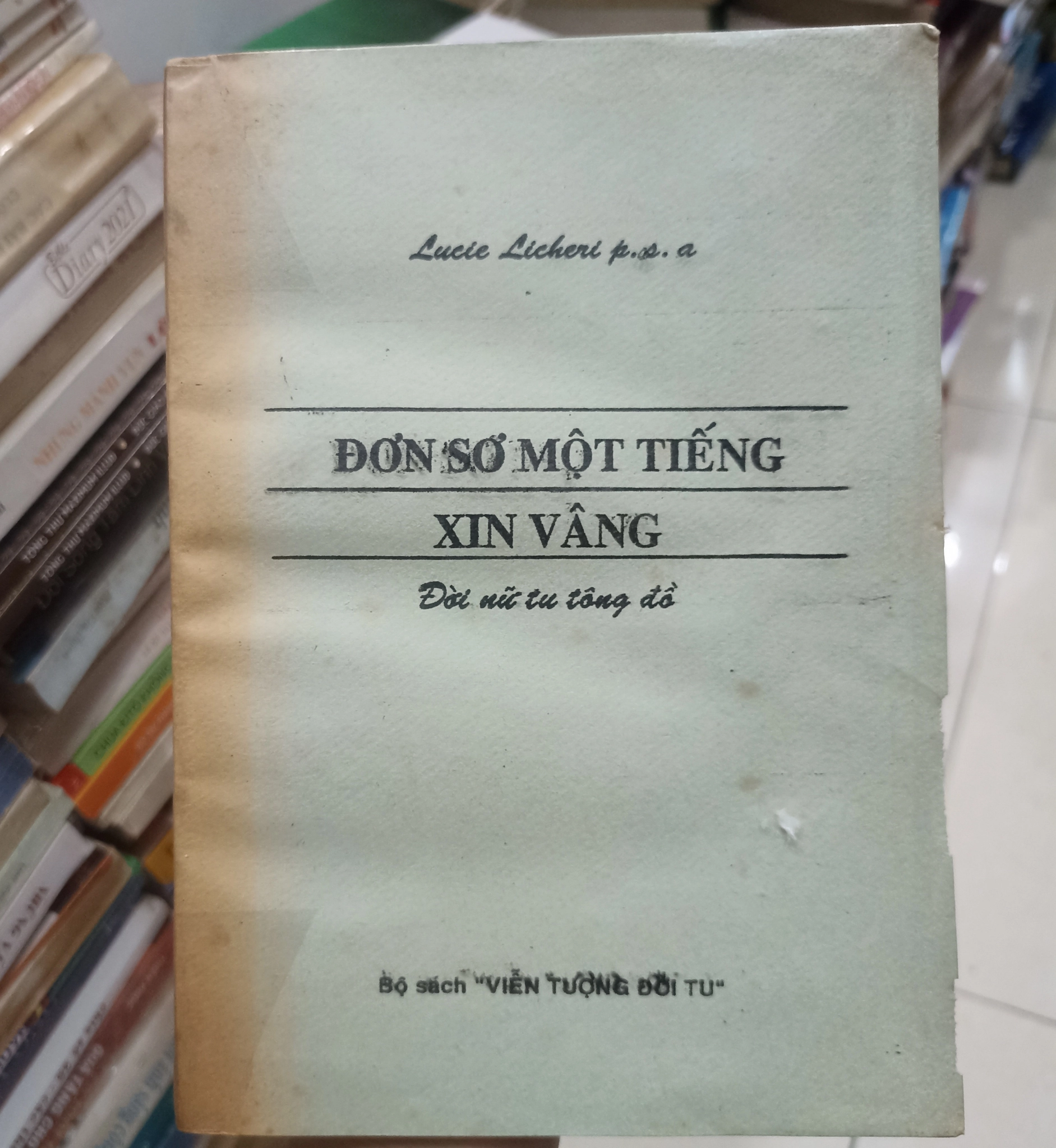 Đơn sơ một tiếng xin vâng 🌻 by Lucie Licherie, PSA - Sách Book Cover - Ngọc Hiển Books