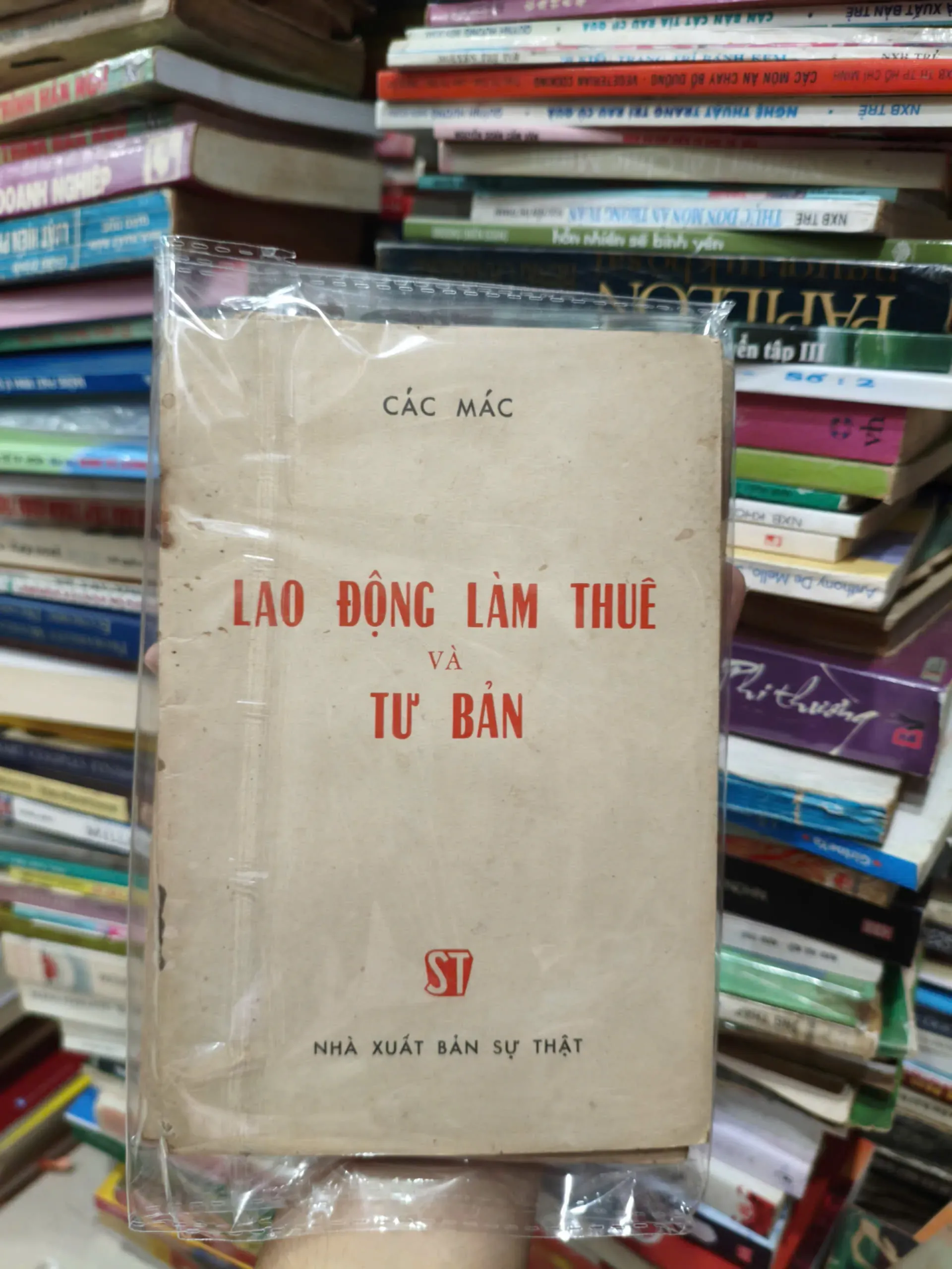 Lao Động Làm Thuê Và Tư Bản by Karl Marx - Sách Book Cover - Ngọc Hiển Books