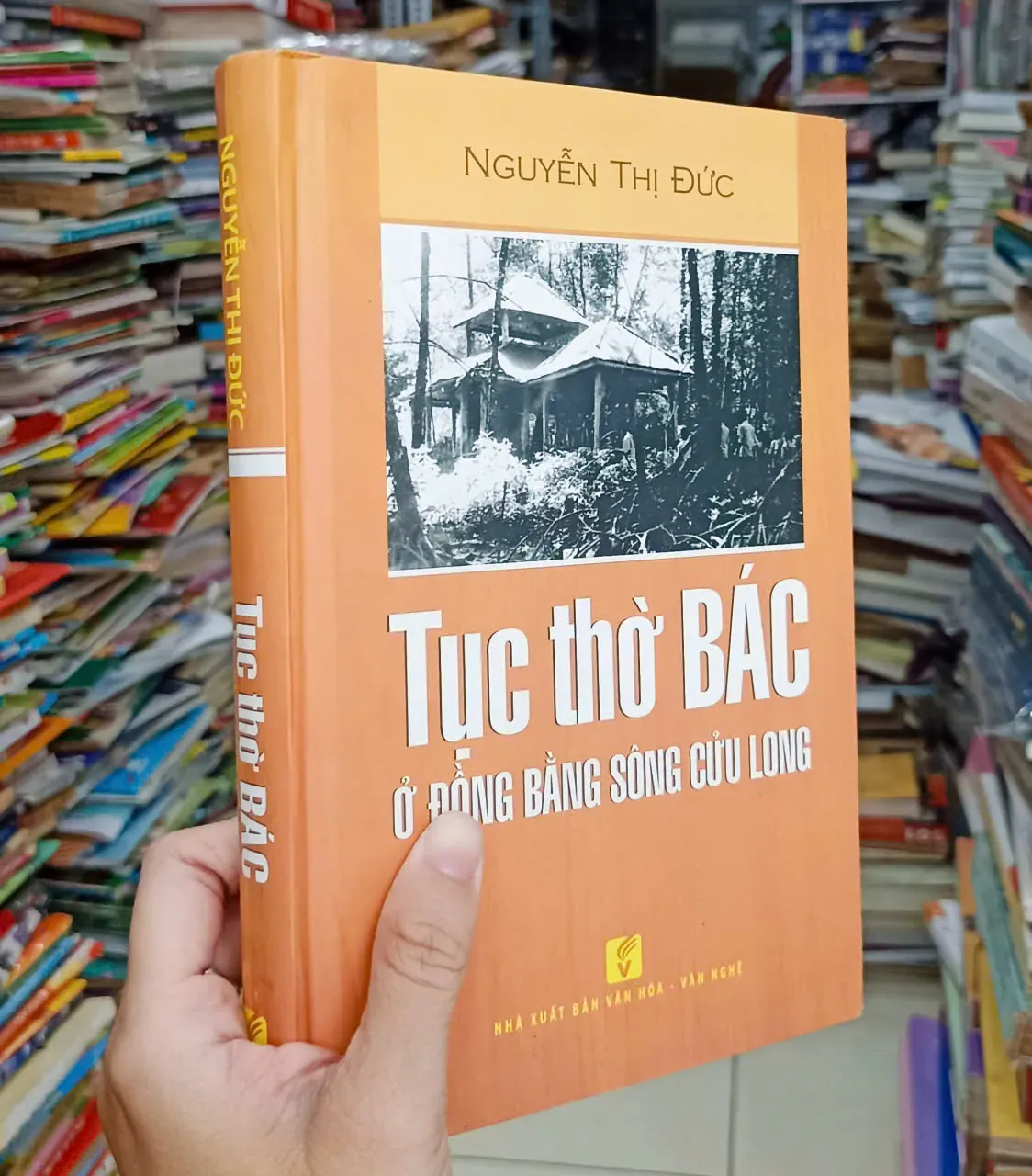 Tục thờ Bác ở đồng bằng sông Cửu Long 🌻 by  - Sách Book Cover - Ngọc Hiển Books