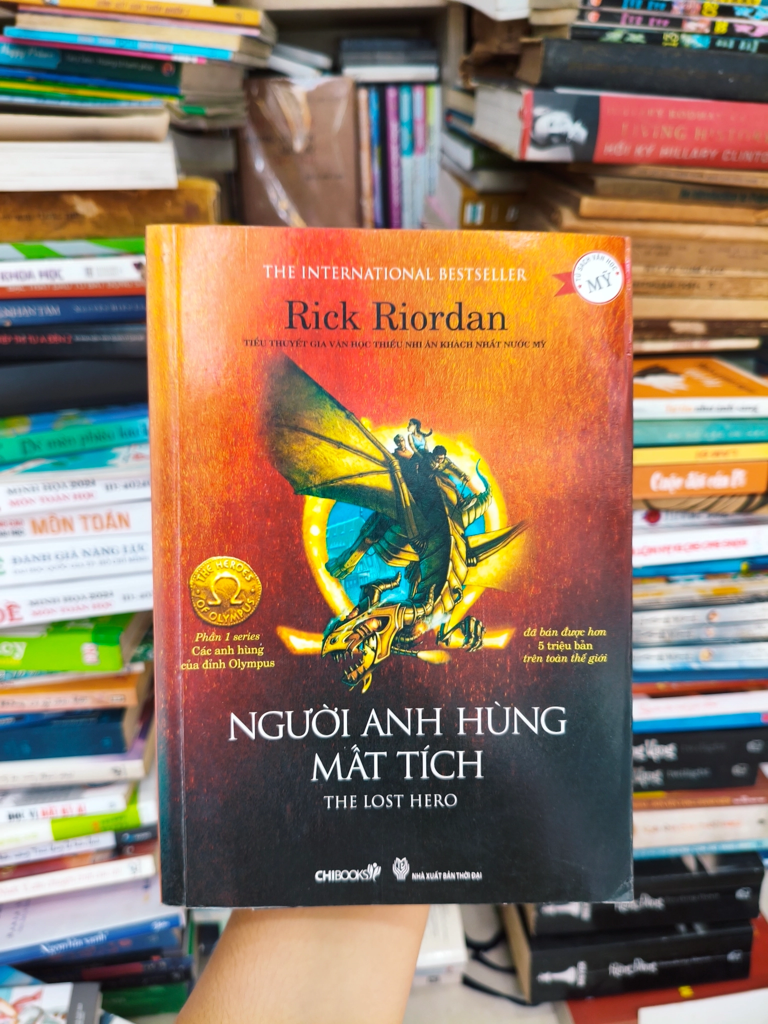 Người anh hùng mất tích 🌱 by  - Sách Book Cover - Ngọc Hiển Books