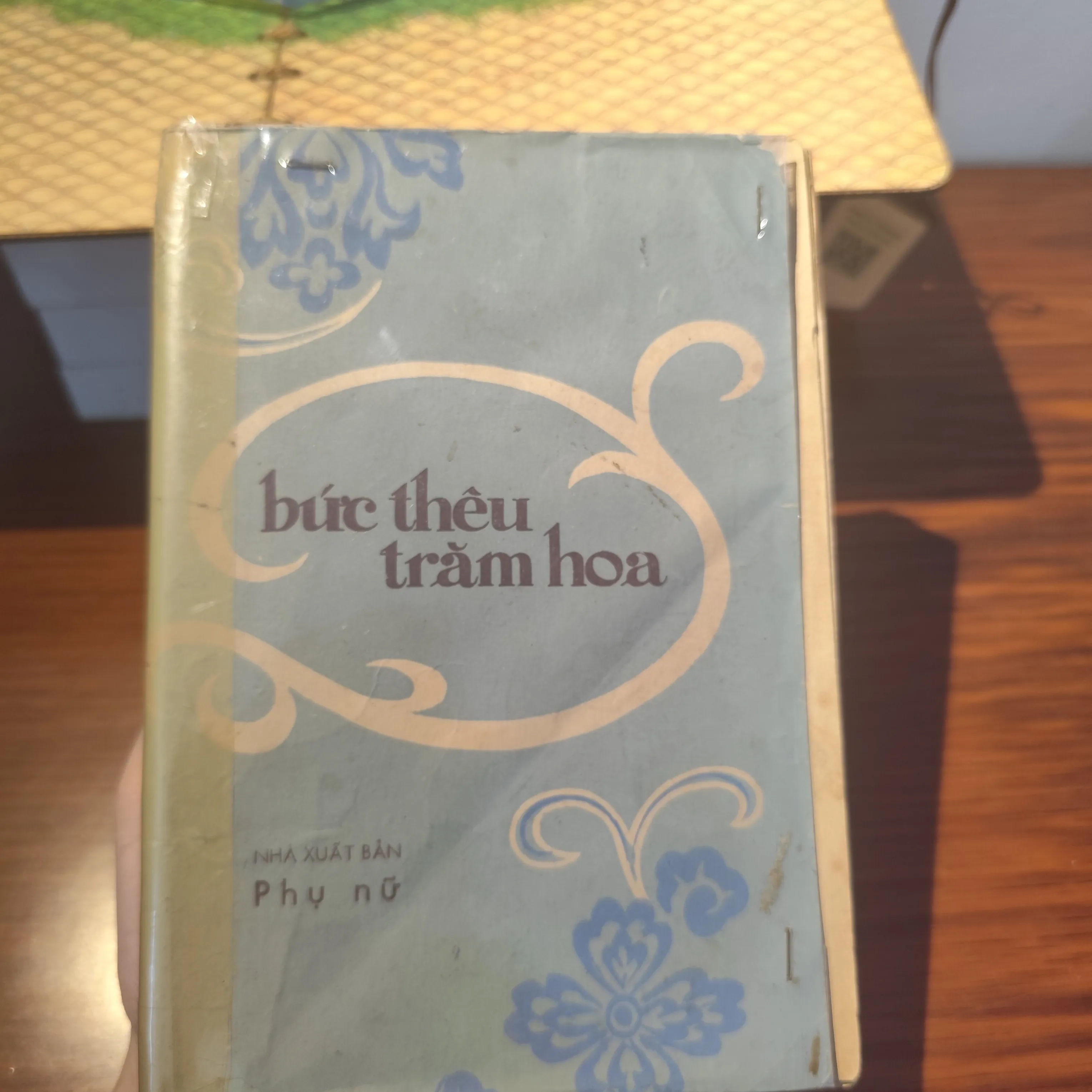 Bức thuê trăm hoa by  - Sách Book Cover - Ngọc Hiển Books