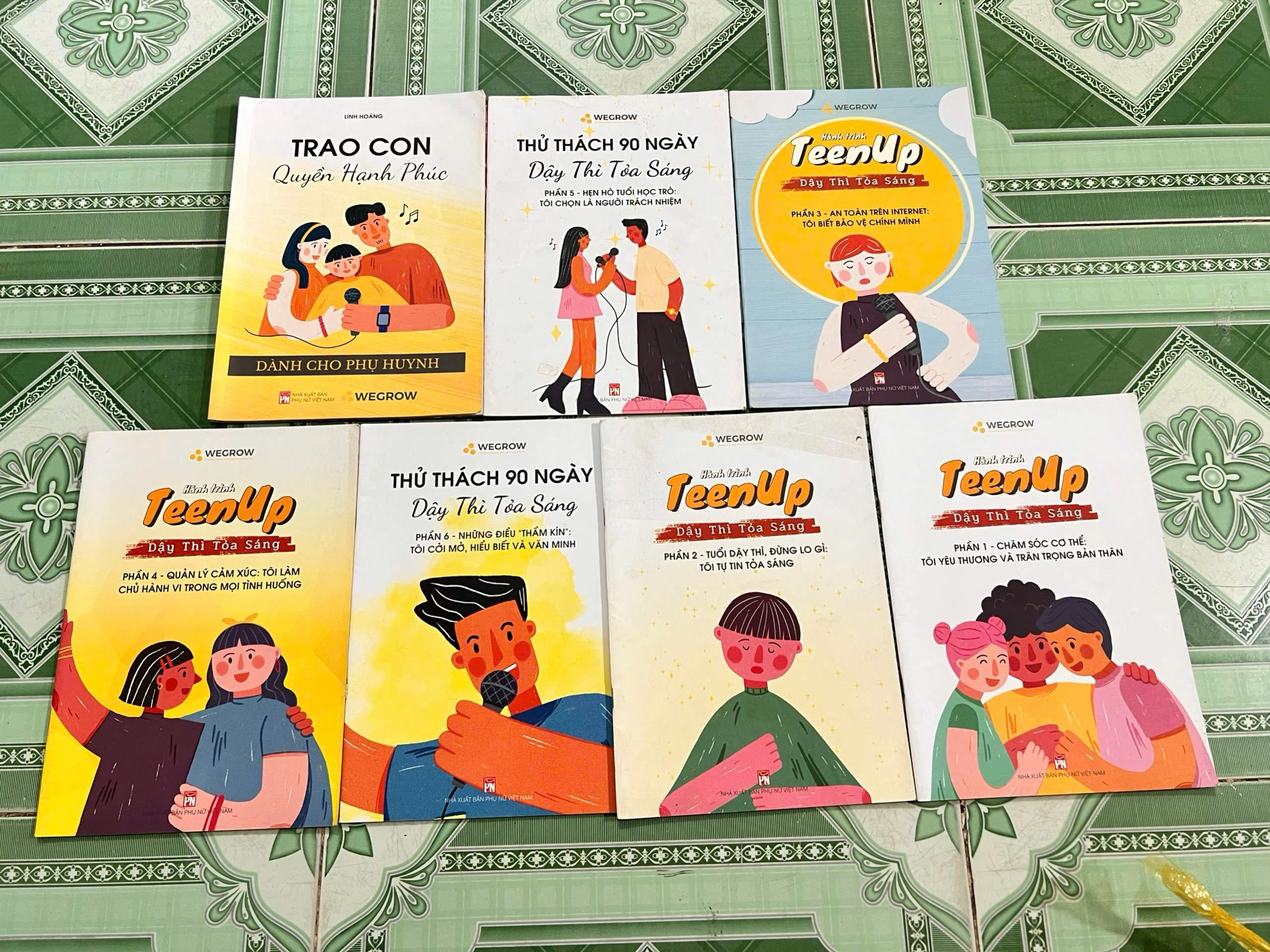 Bộ sách TeenUp Dậy thì Tỏa sáng by WeGrow (tập thể / đơn vị phát triển nội dung) - Sách Book Cover - Ngọc Hiển Books