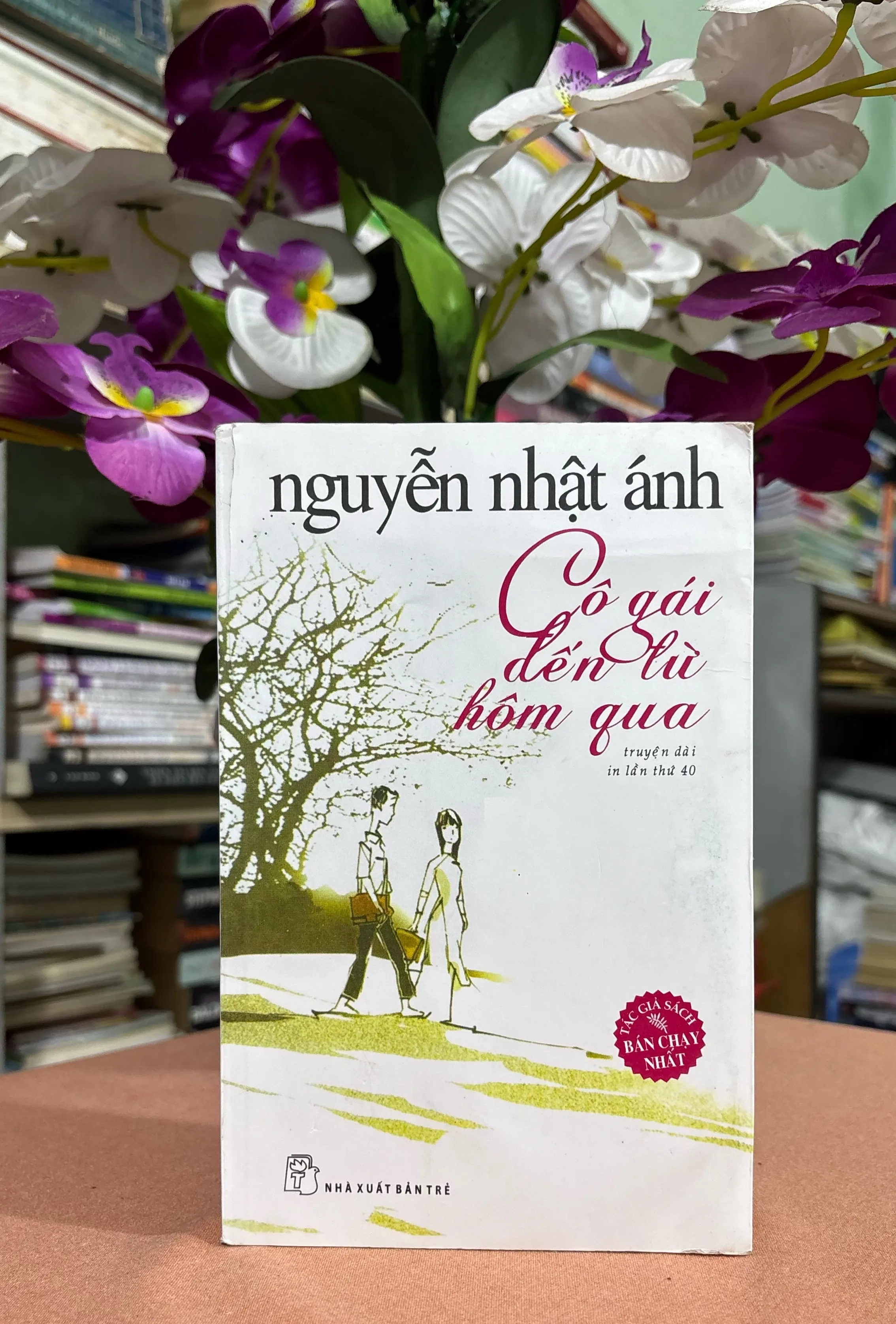 Cô gái đến từ hôm qua 🌊 by  - Sách Book Cover - Ngọc Hiển Books