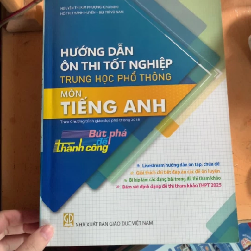 Sách tiếng anh ôn thi THPT -tình trạng mới nguyên mở ra vài lần phần mặt mấy trang đầu