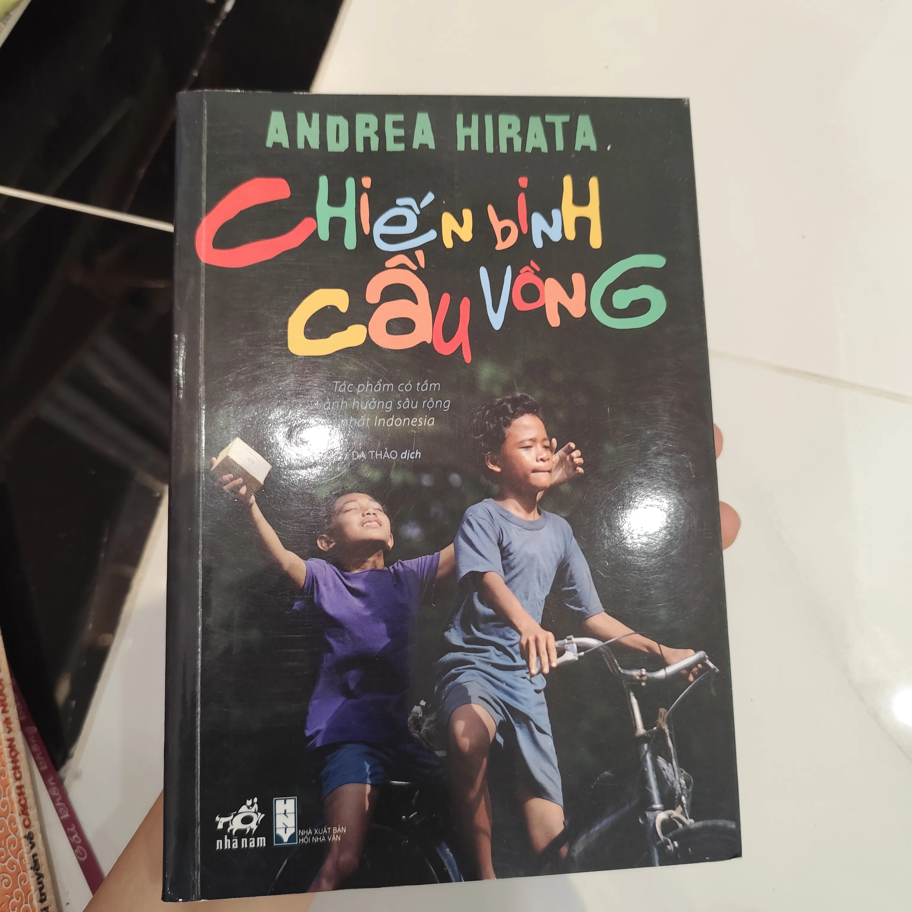 Chiếm binh Cầu Vồng by  - Sách Book Cover - Ngọc Hiển Books