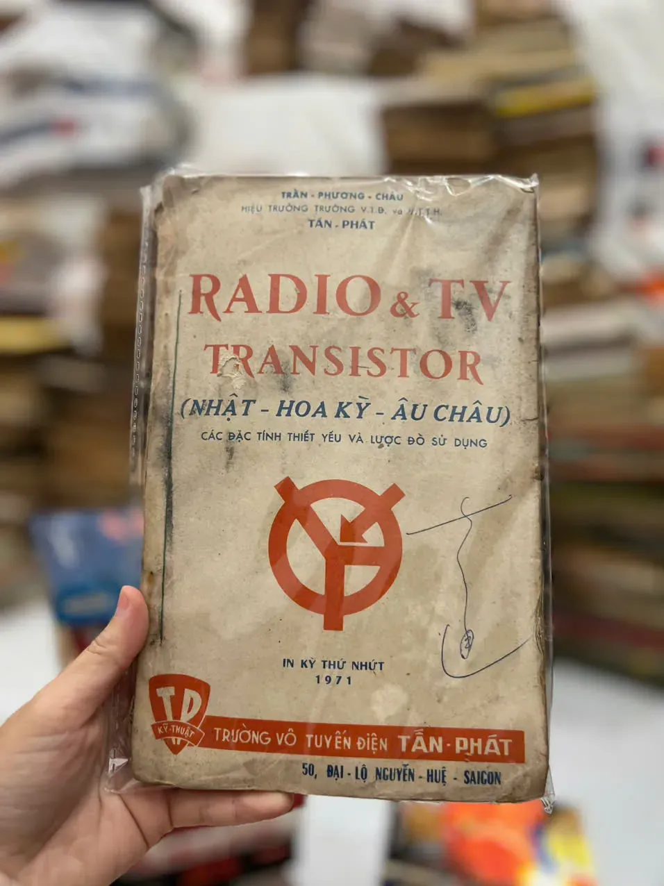 RADIO & TV TRANSISTOR (NHẬT - HOA KỲ - ÂU CHÂU ⭐ 1971 by  - Sách Book Cover - Ngọc Hiển Books