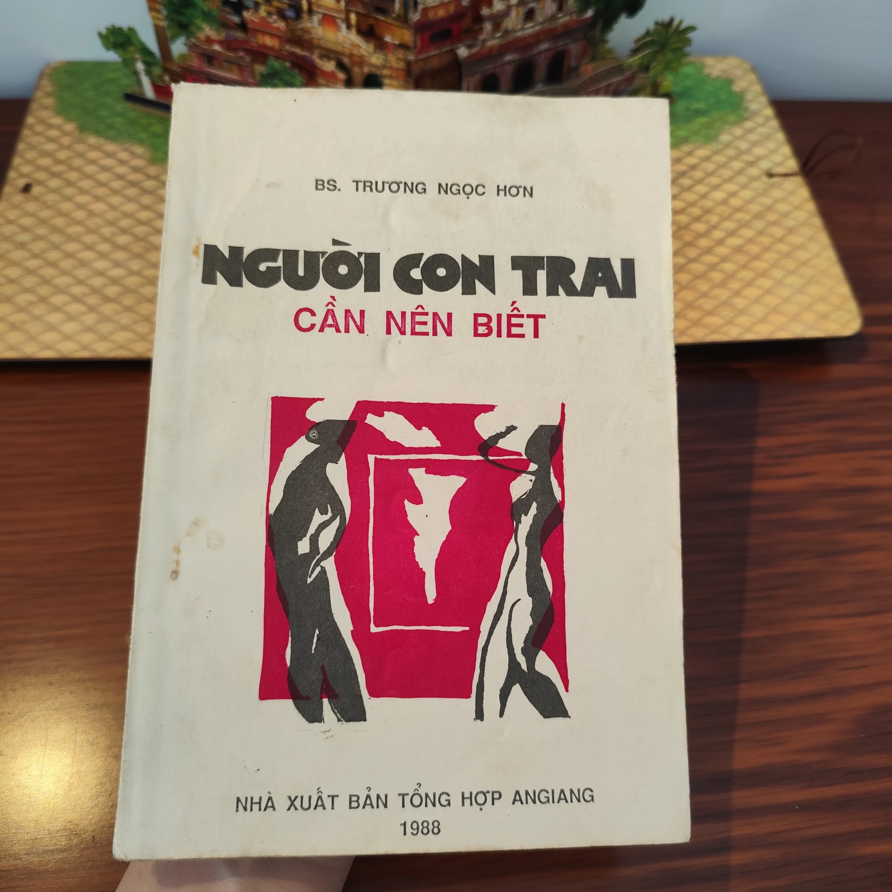 Người con trai cần nên biết - Bác sĩ Trương Ngọc Hơn. by  - Sách Book Cover - Ngọc Hiển Books