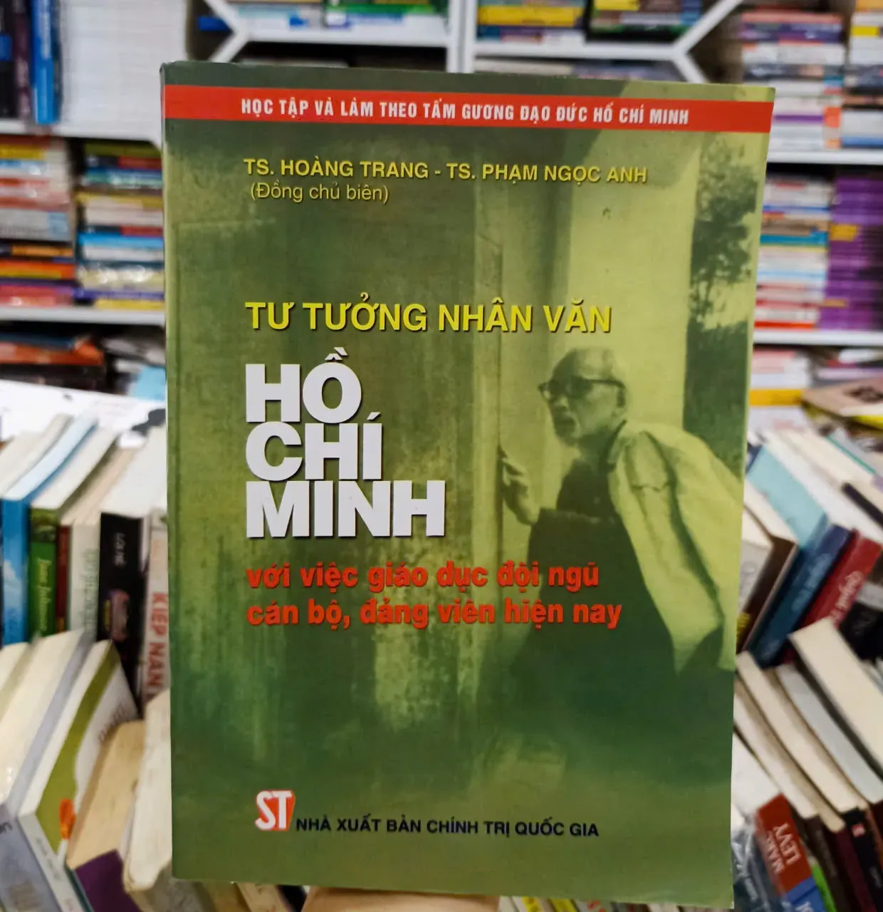 Tư tưởng nhân văn Hồ Chí Minh với việc giáo dục đỗi ngũ cán bộ, đảng viên hiện nay 🌻 by  - Sách Book Cover - Ngọc Hiển Books