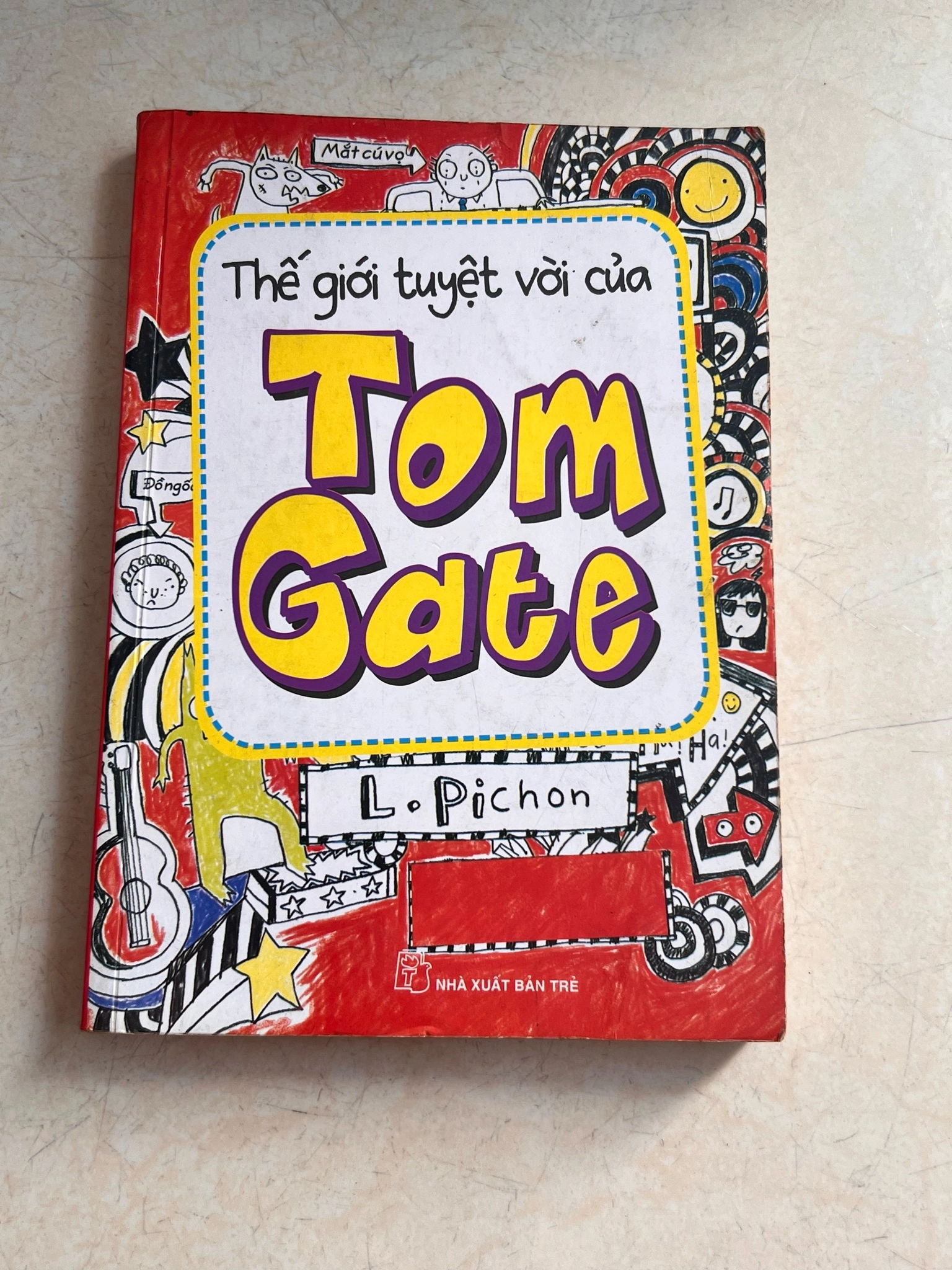 Thế giới tuyệt vời của Tom gate by  - Sách Book Cover - Ngọc Hiển Books