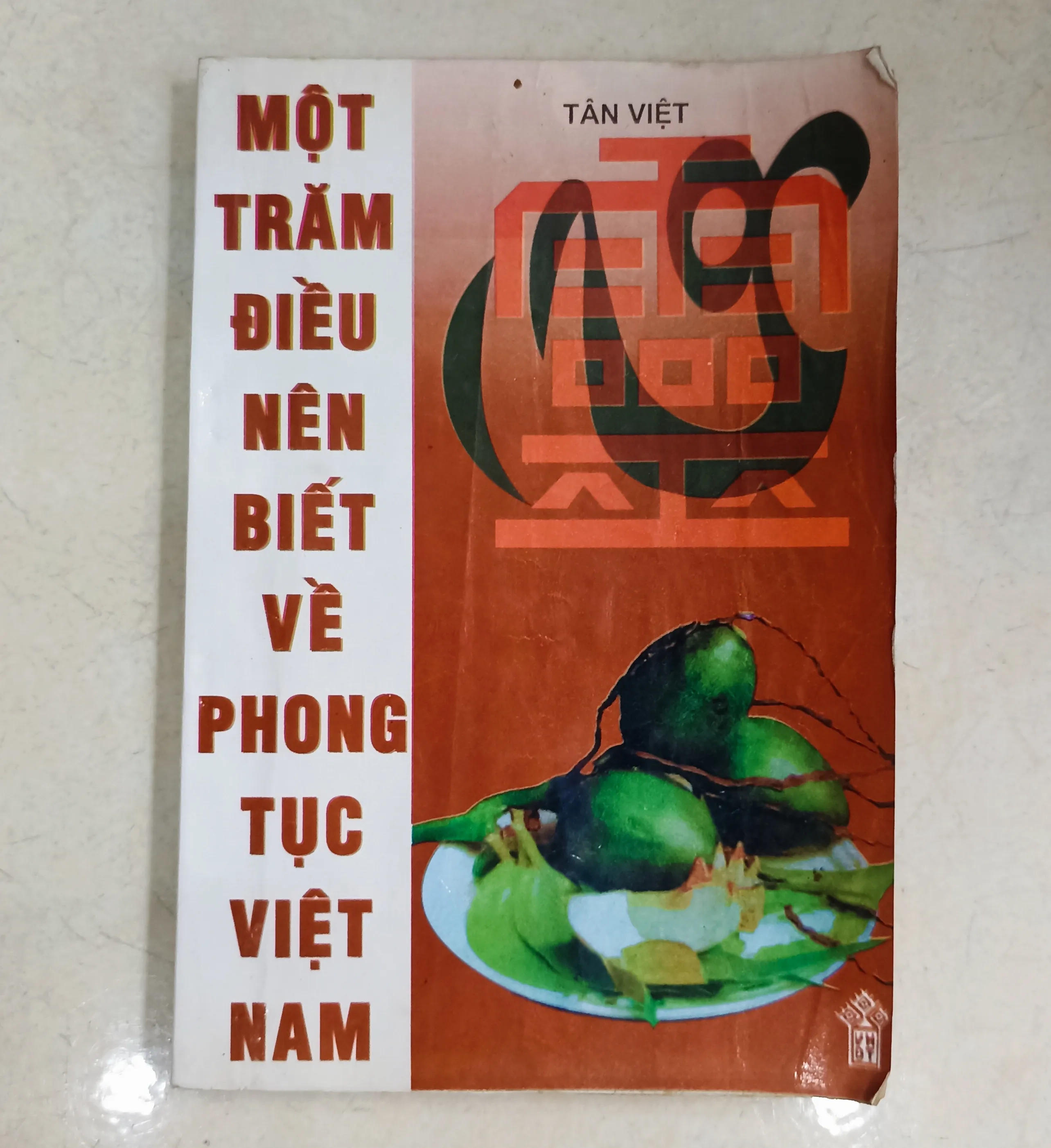 Một trăm điều nên biết về phong tục Việt Nam 🌻 by  - Sách Book Cover - Ngọc Hiển Books