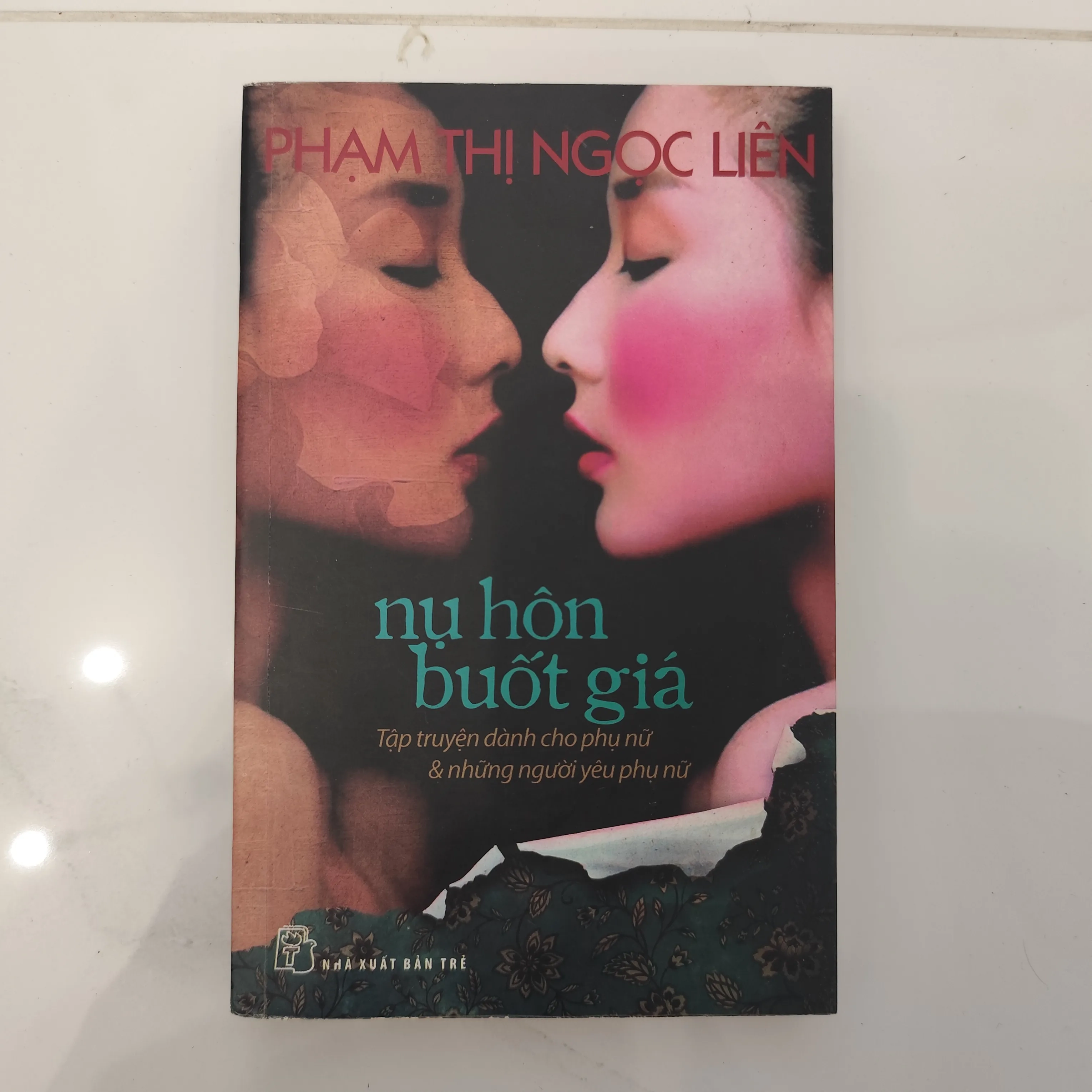 Nụ hôn buốt giá by  - Sách Book Cover - Ngọc Hiển Books