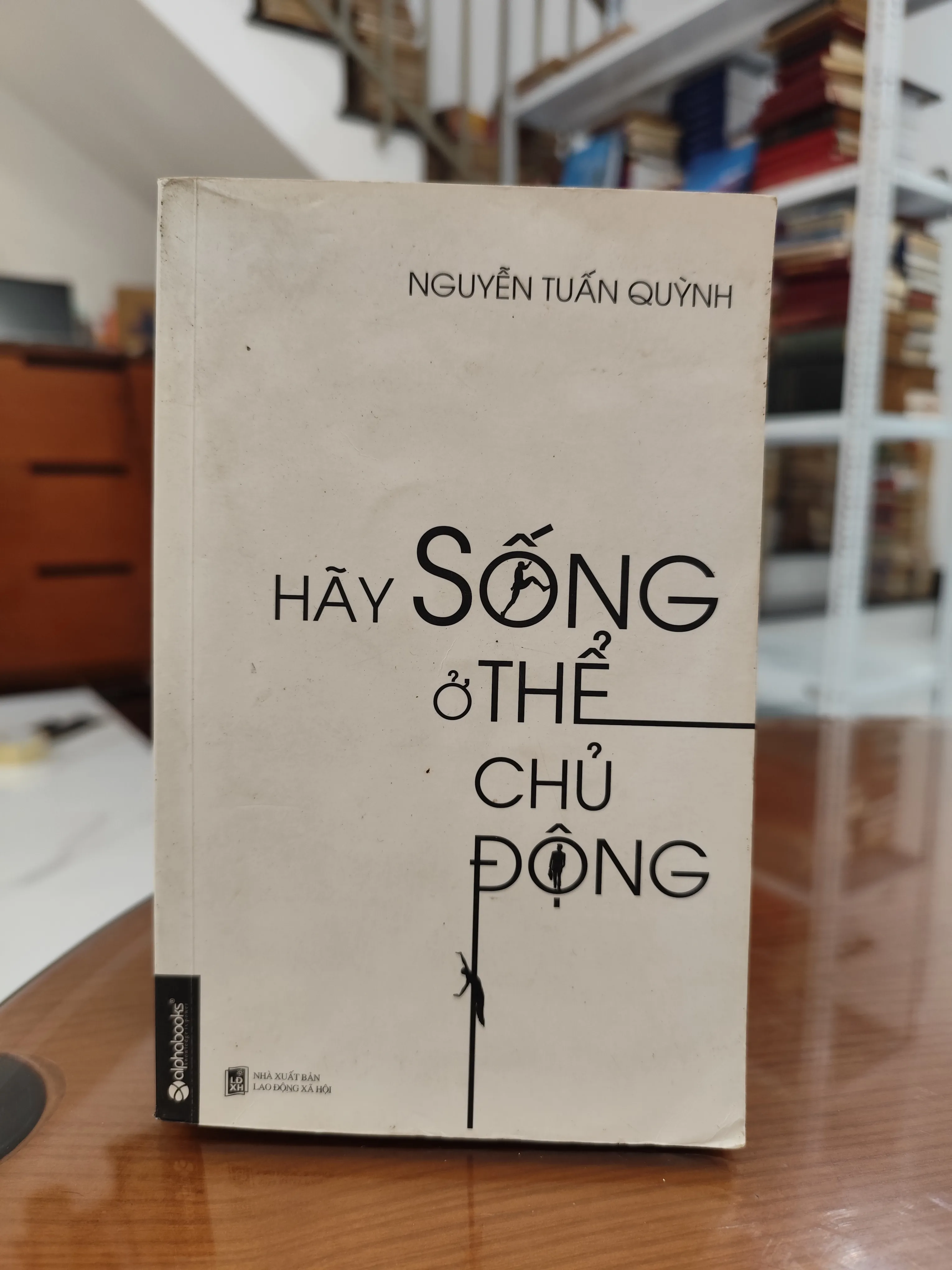 Hãy sống ở thể chủ động by  - Sách Book Cover - Ngọc Hiển Books