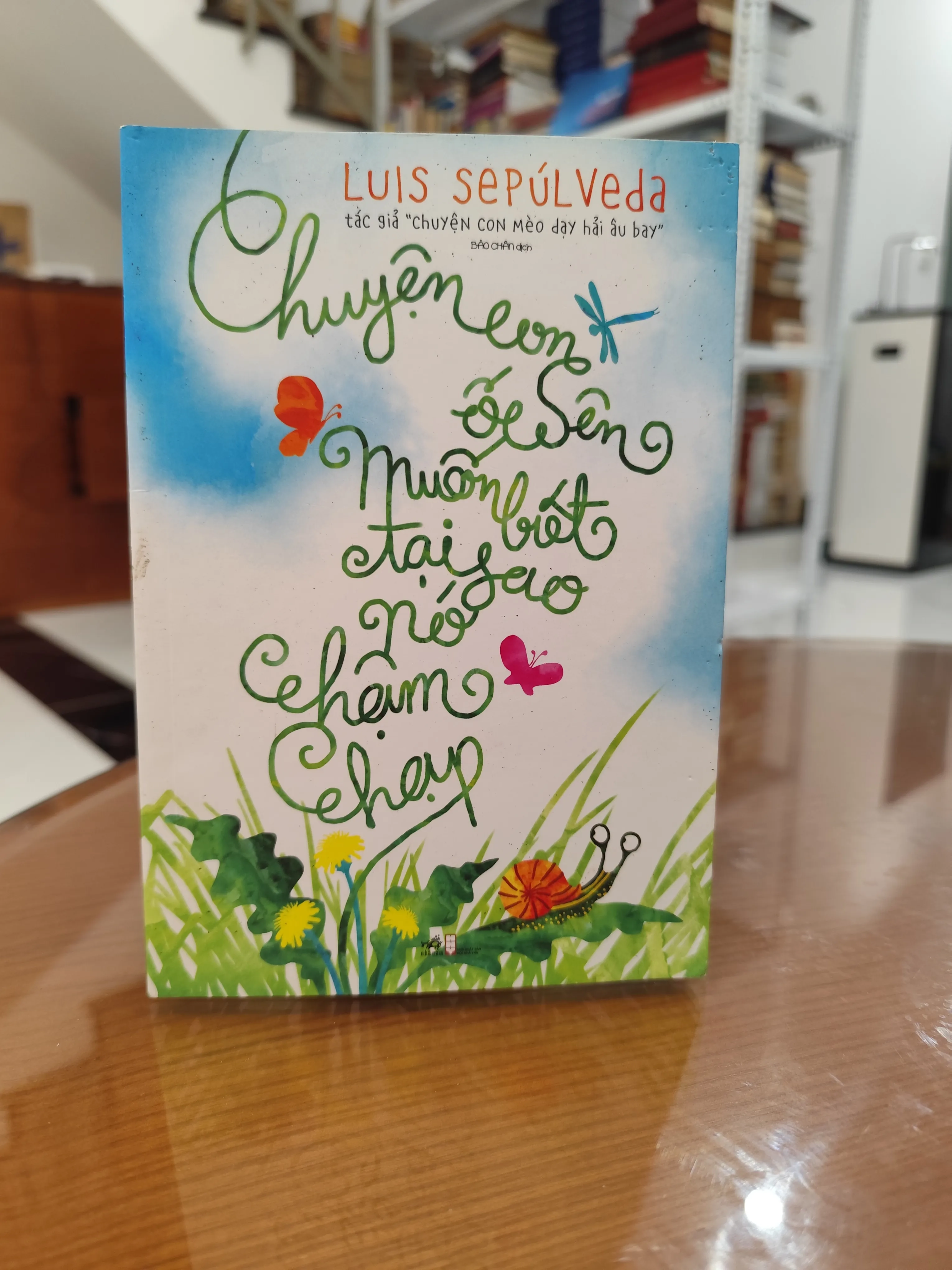 "Chuyện con ốc sên muốn biết tại sao nó chậm chạp" của tác giả Luis Sepúlveda. by  - Sách Book Cover - Ngọc Hiển Books