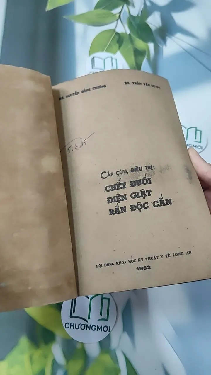 [XƯA] Cấp Cứu Và Điều Trị: Chết Đuối, Điện Giật, Rắn Độc Cắn (1982) - BS. Nguyễn Đình Thiêng - BS. Trần Văn Dược 776013