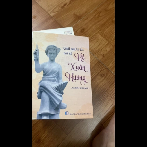 Giải mã bí ẩn Hồ Xuân Hương