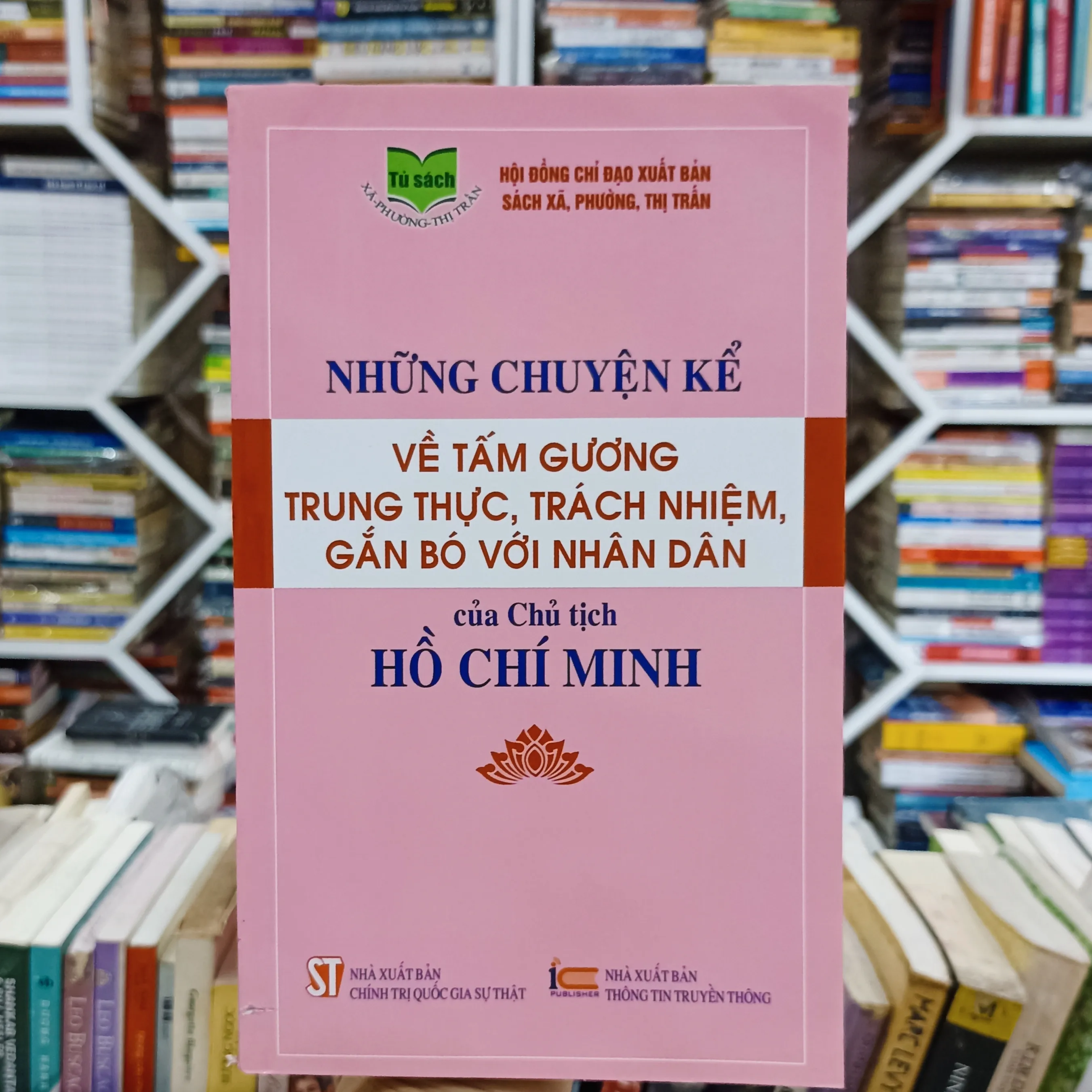 Những chuyện kể về tấm gương trung trực, trách nhiệm, gắn bó với nhân dân của CT. HCM🌻 by  - Sách Book Cover - Ngọc Hiển Books