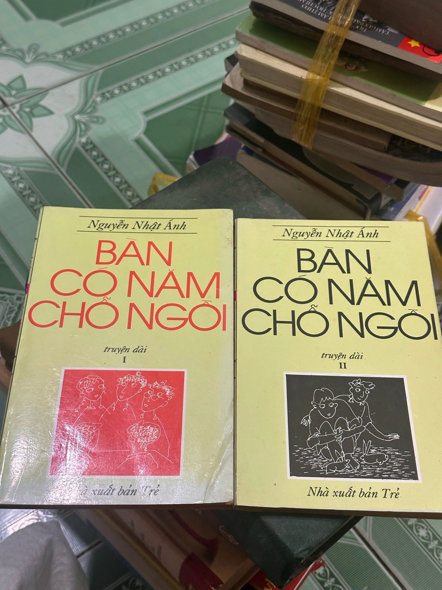 Bàn có Năm chỗ ngồi Tập 1 + tập 2 by Nguyễn Nhật Ánh - Sách Book Cover - Ngọc Hiển Books