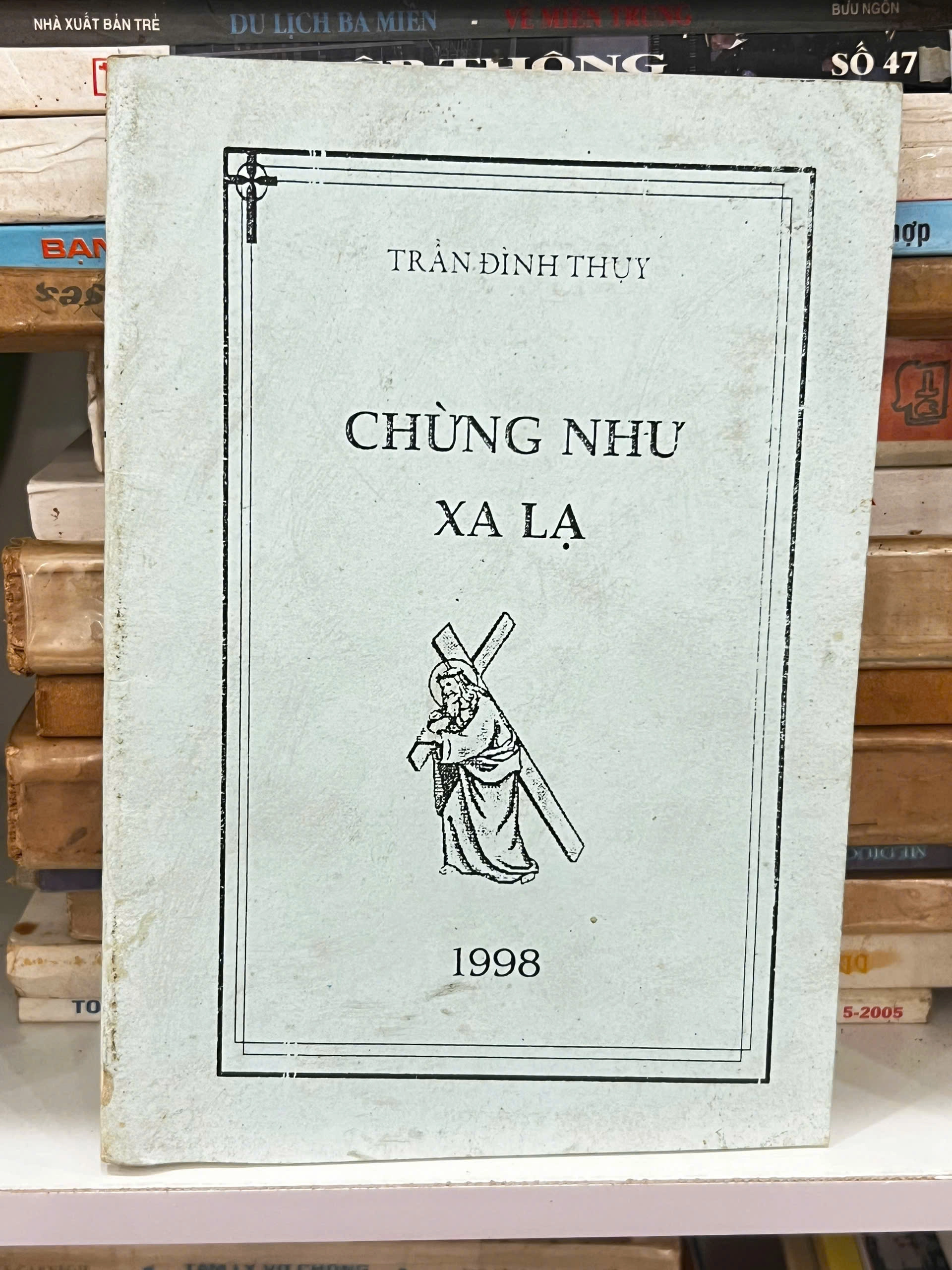 Chừng Như Xa Lạ - Trần Đình Thụy by Trần Đình Thụy - Sách Book Cover - Ngọc Hiển Books