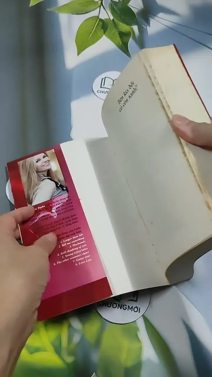 Bên Kia Đồi Cỏ Còn Xanh? - Adele Parks 707251