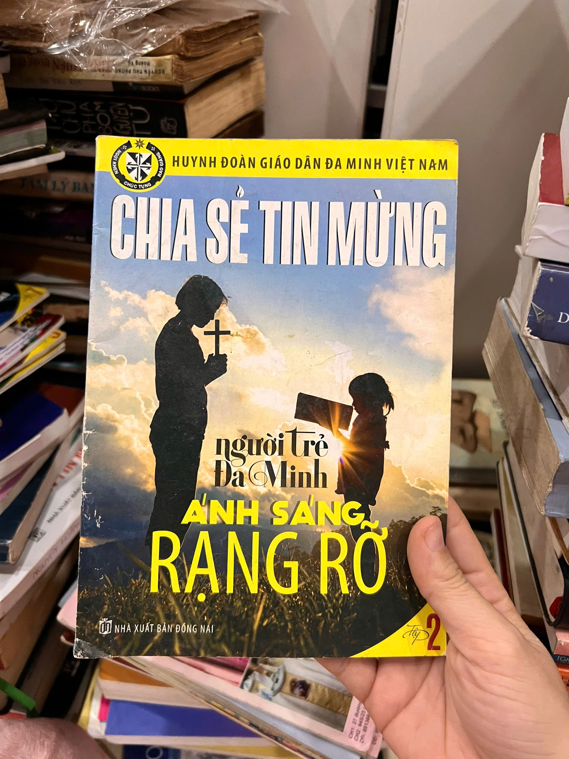 Chia sẻ tin mừng - Người trẻ đa minh ánh sáng rực rỡ by  - Sách Book Cover - Ngọc Hiển Books