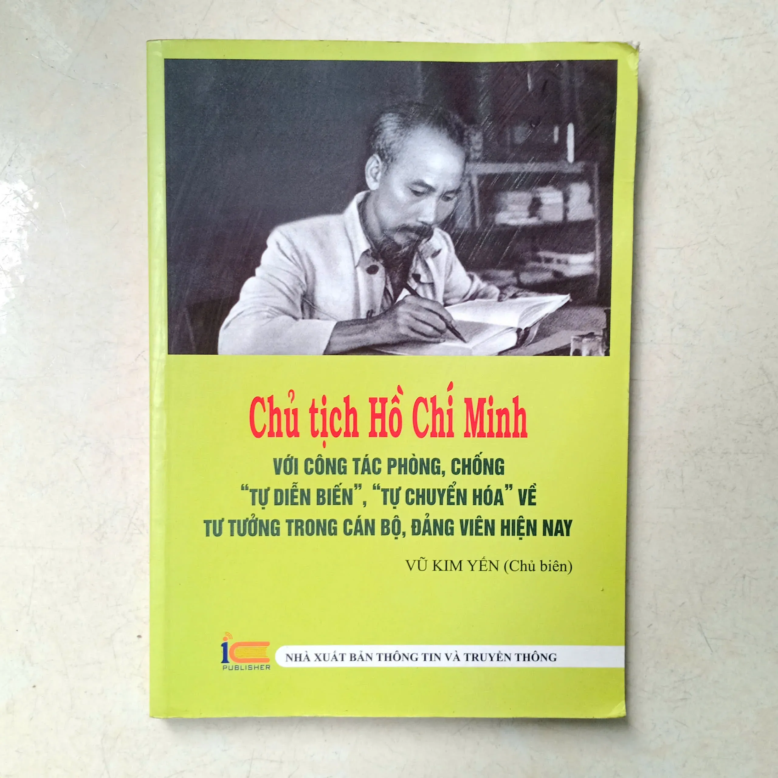 Chủ Tịch Hồ Chí Minh với công tác phòng chống tự diễn biến tự chuyển hóa về tư tưởng .... by  - Sách Book Cover - Ngọc Hiển Books