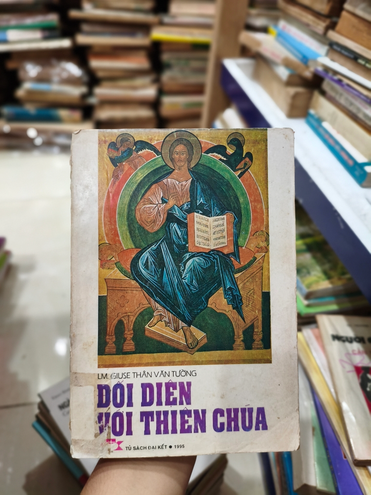 Đối diện với thiên chúa 🌱 by  - Sách Book Cover - Ngọc Hiển Books