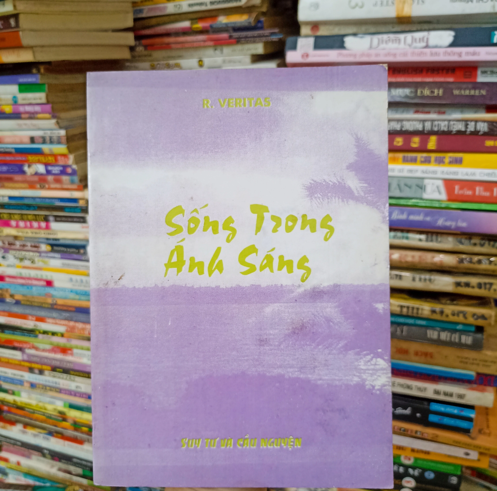 Sống trong ánh sáng 🌻 by  - Sách Book Cover - Ngọc Hiển Books
