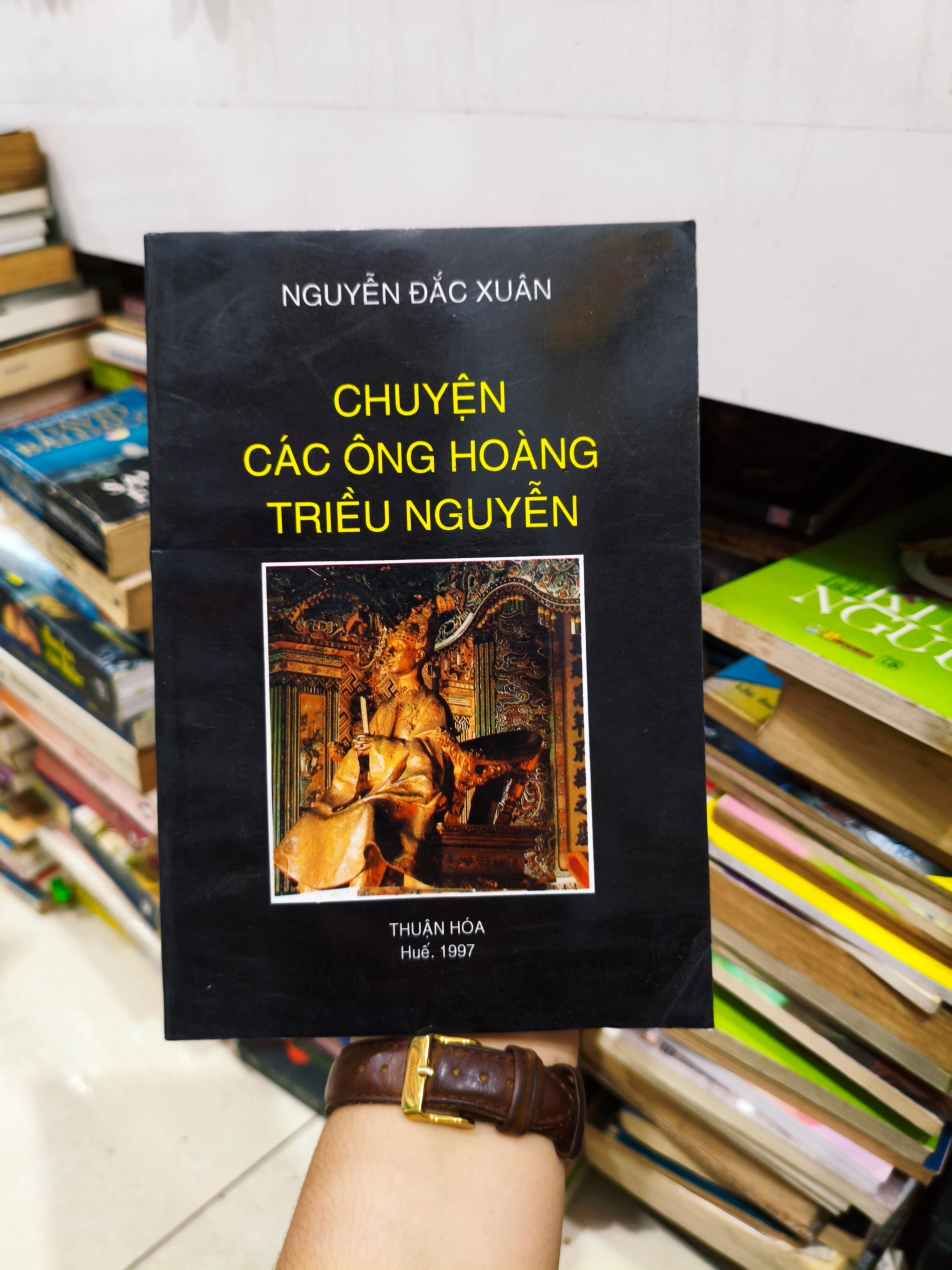 Chuyện các ông hoàng triều Nguyễn 🌱 by  - Sách Book Cover - Ngọc Hiển Books