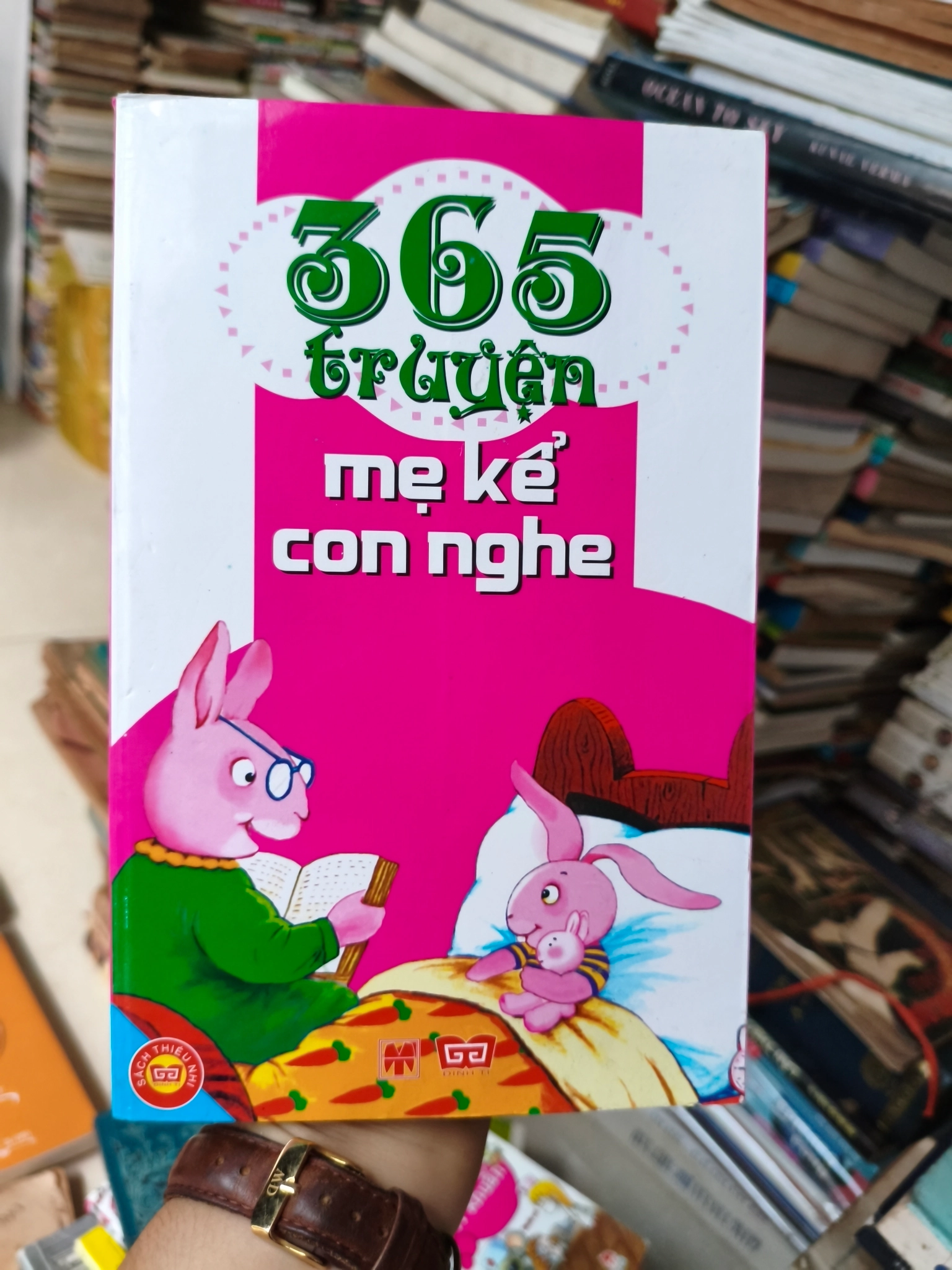 365 truyện mẹ kể con nghe 🌱 by  - Sách Book Cover - Ngọc Hiển Books