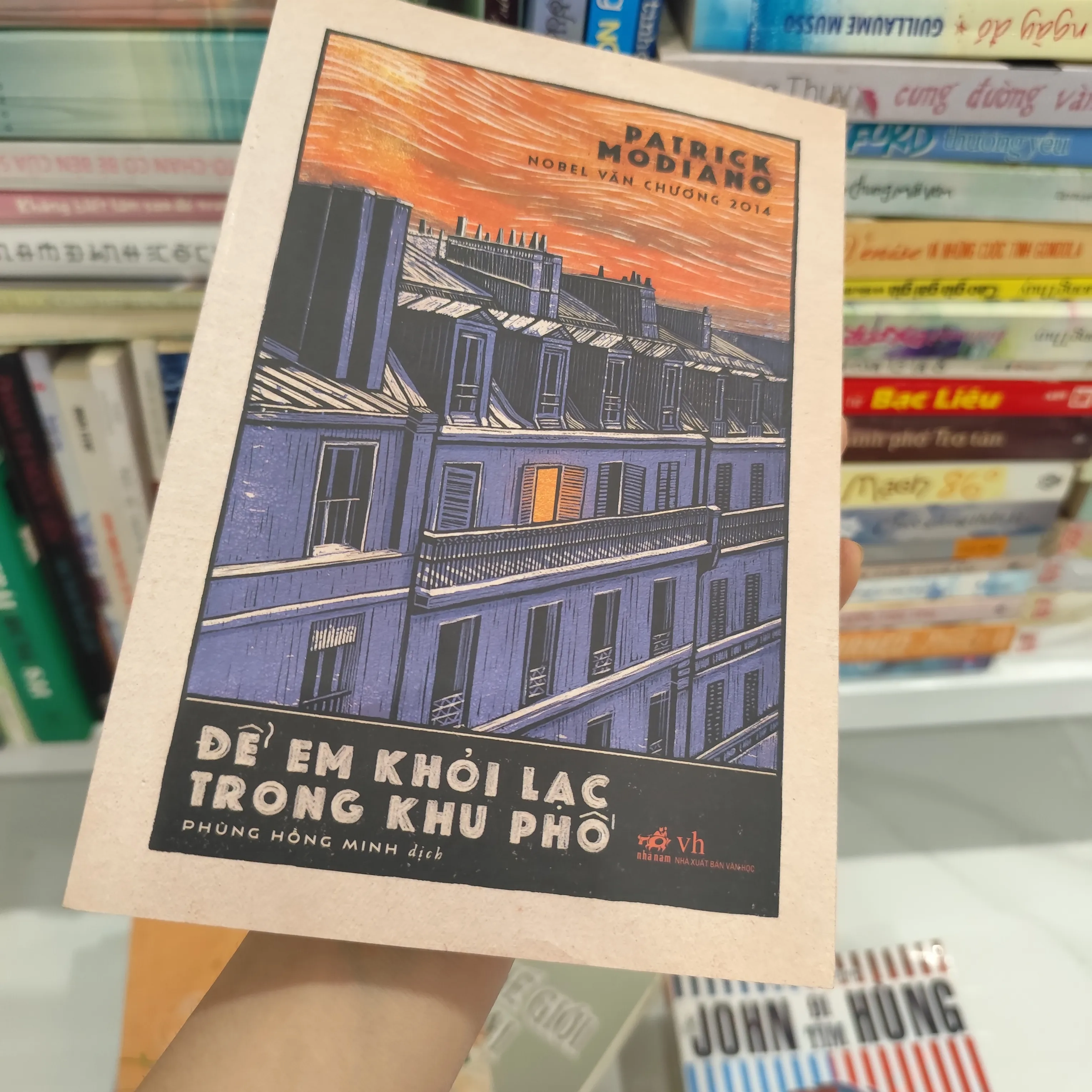 Để em khỏi lạc trong khu phố- Nobel Văn Chương 2014 by  - Sách Book Cover - Ngọc Hiển Books