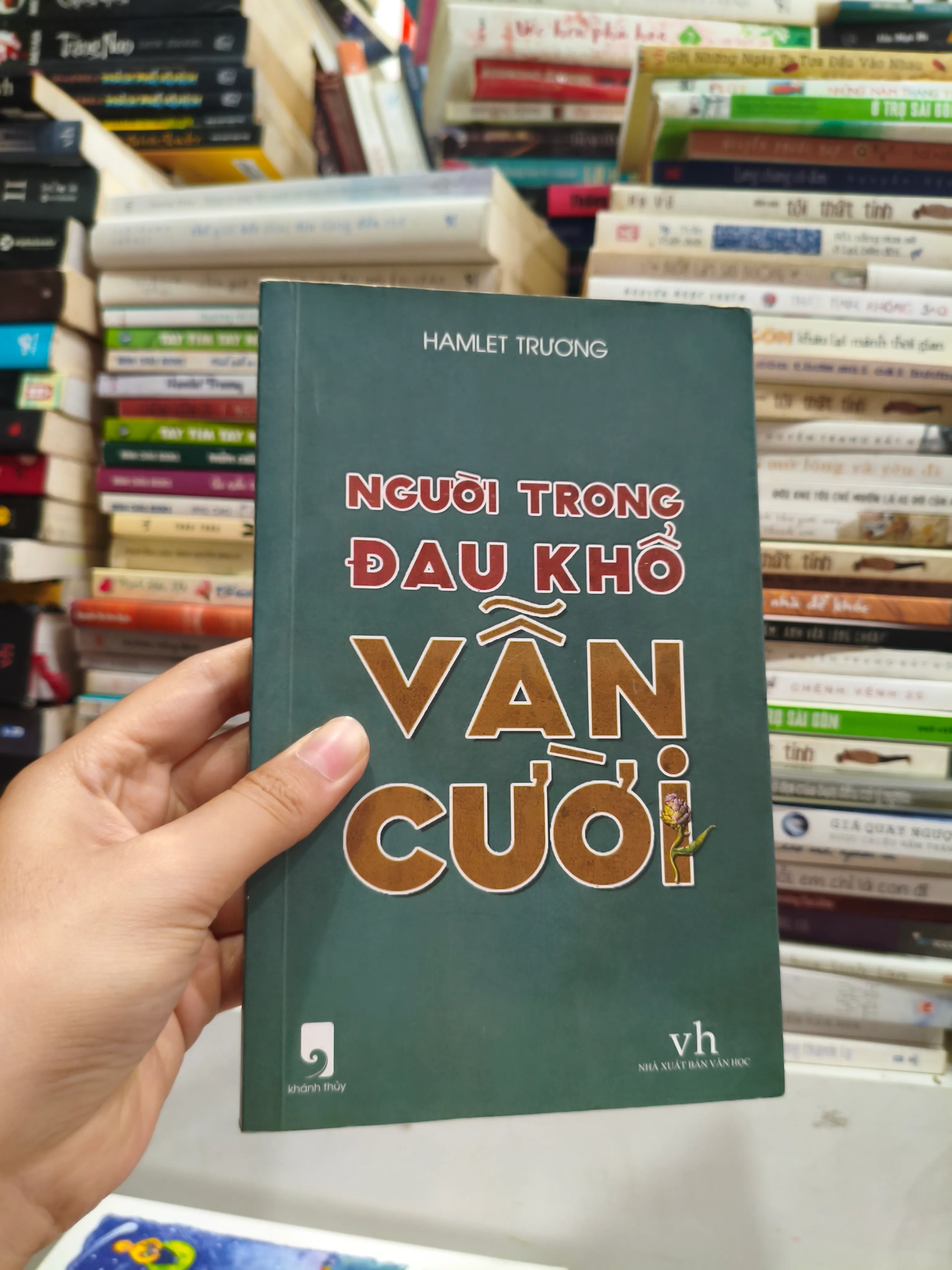Người Trong Đau Khổ Vẫn Cười 🌱 by  - Sách Book Cover - Ngọc Hiển Books