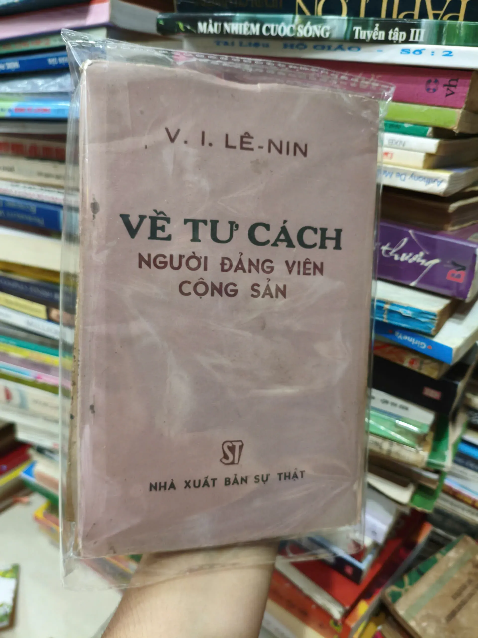 Về Tư Cách Người Đảng Viên Cộng Sản by  - Sách Book Cover - Ngọc Hiển Books