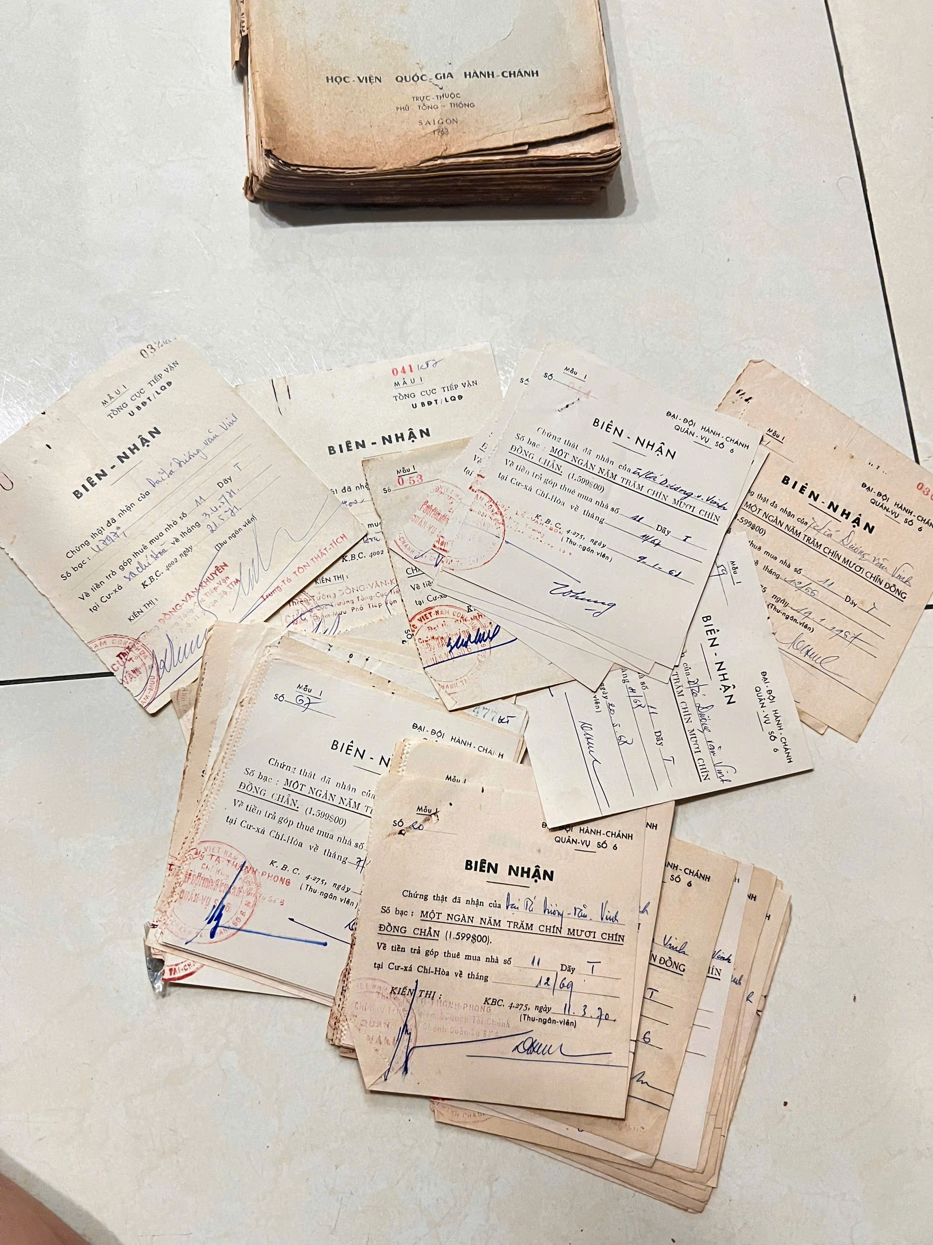 62 tờ biên nhận của Đại Tá Dương Văn Vinh trả góp thuê nhà cư xá Chí Hoà 1966-1970 by  - Sách Book Cover - Ngọc Hiển Books