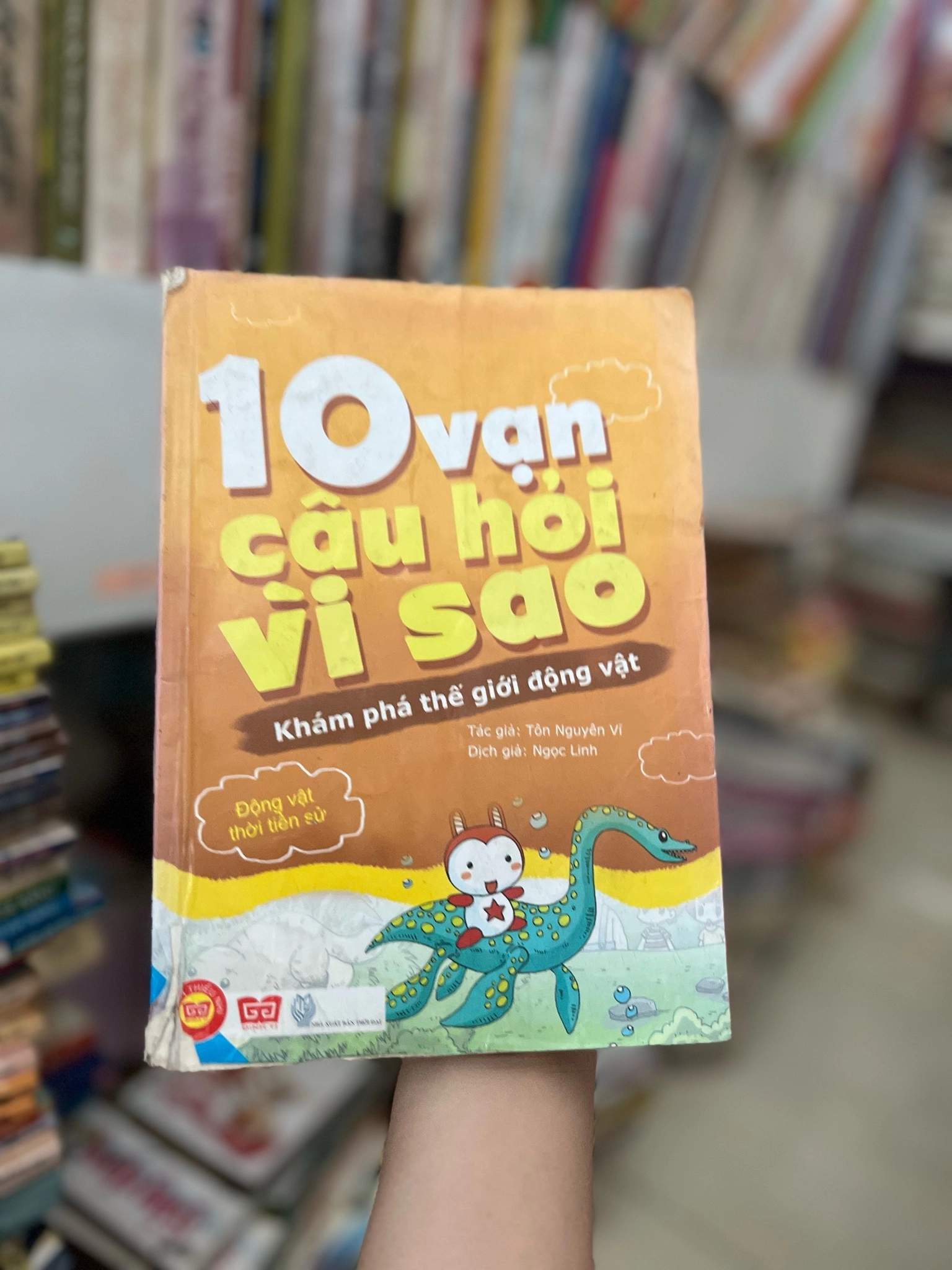 10 vạn cây hỏi vì sao by Nguyễn Nga - Sách Book Cover - Ngọc Hiển Books