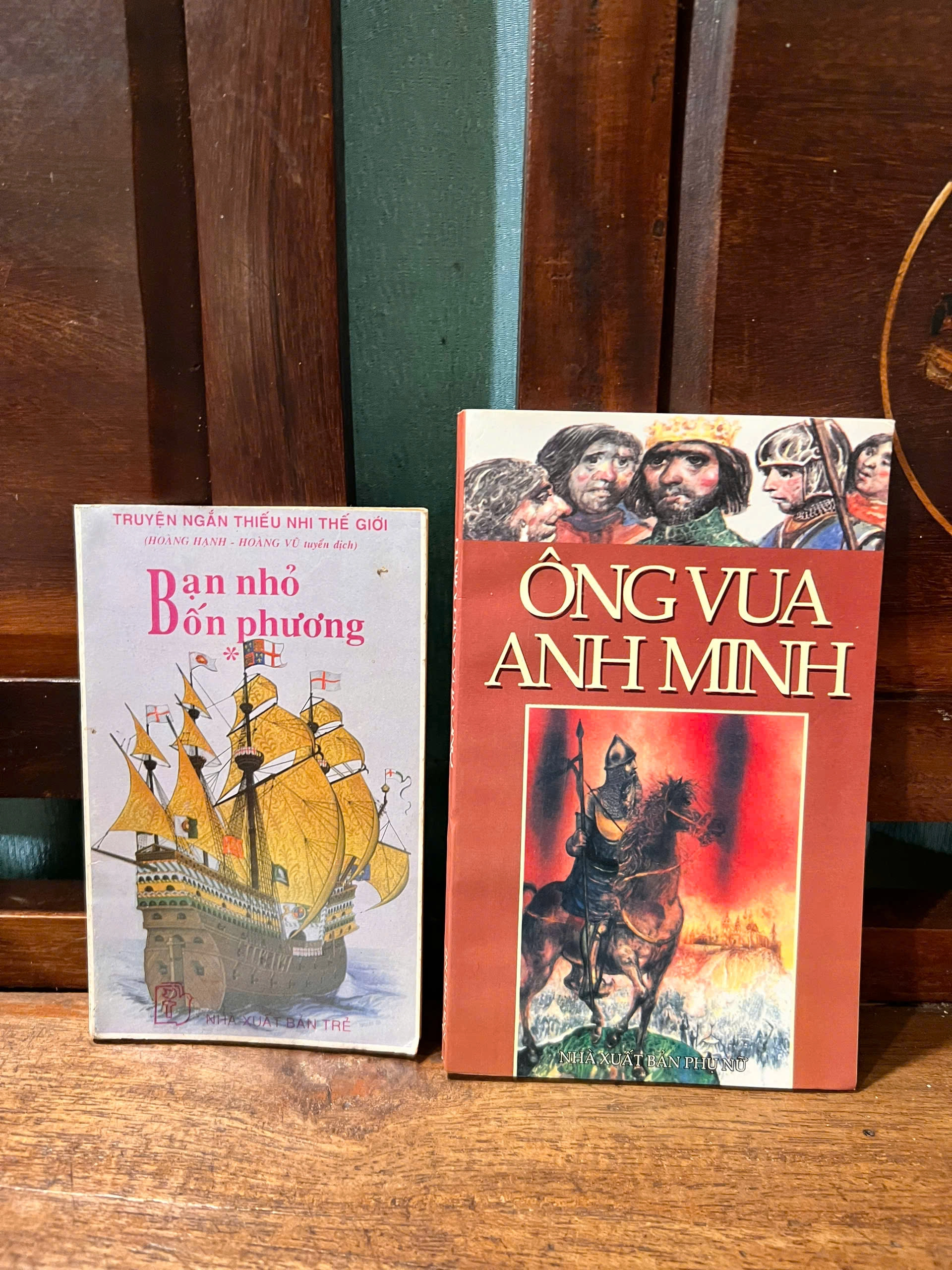 Truyện ngắn: Ông Vua Anh Minh/ Bạn Nhỏ Bốn Phương by  - Sách Book Cover - Ngọc Hiển Books