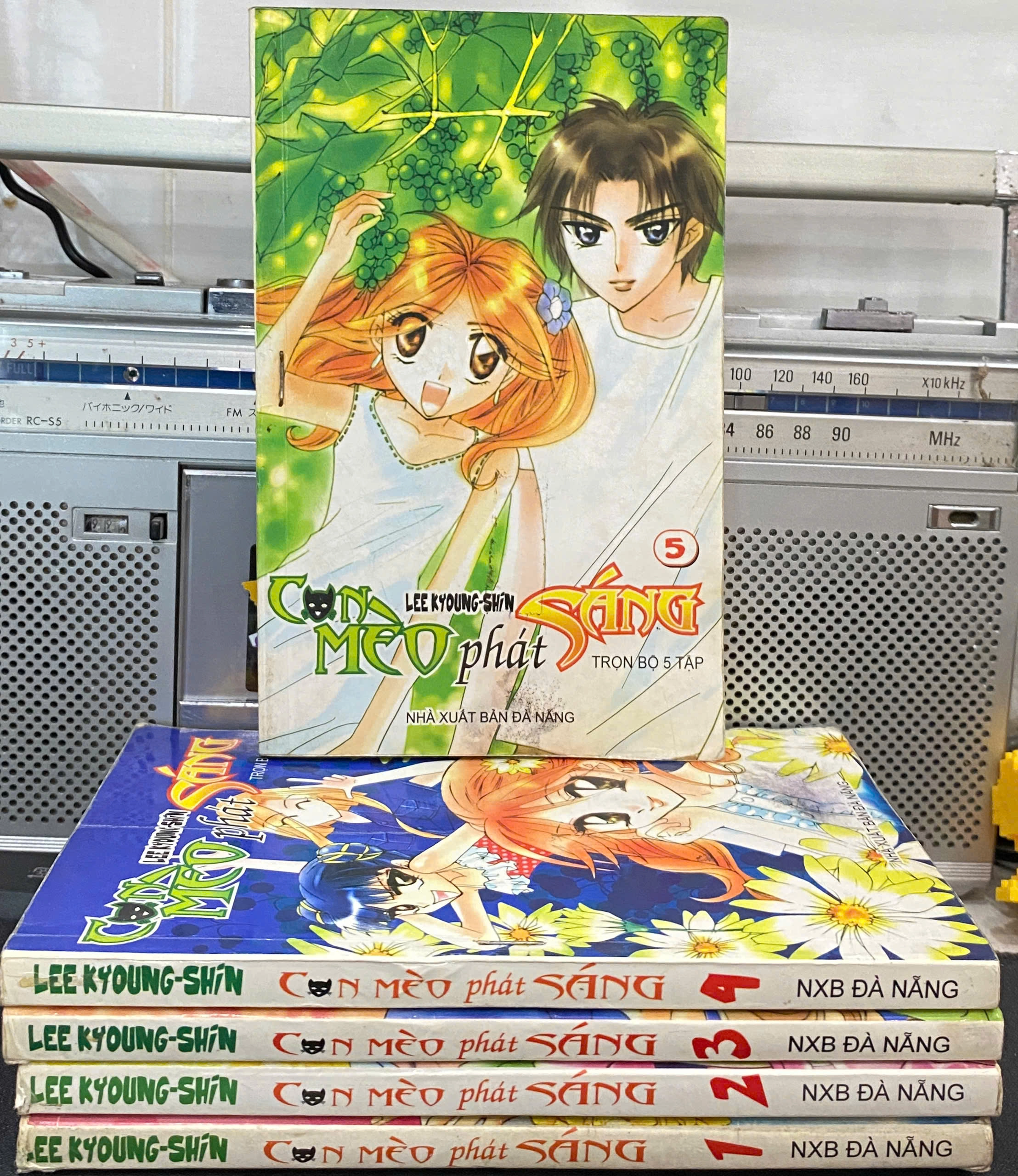 Con Mèo Phát Sáng by  - Sách Book Cover - Ngọc Hiển Books