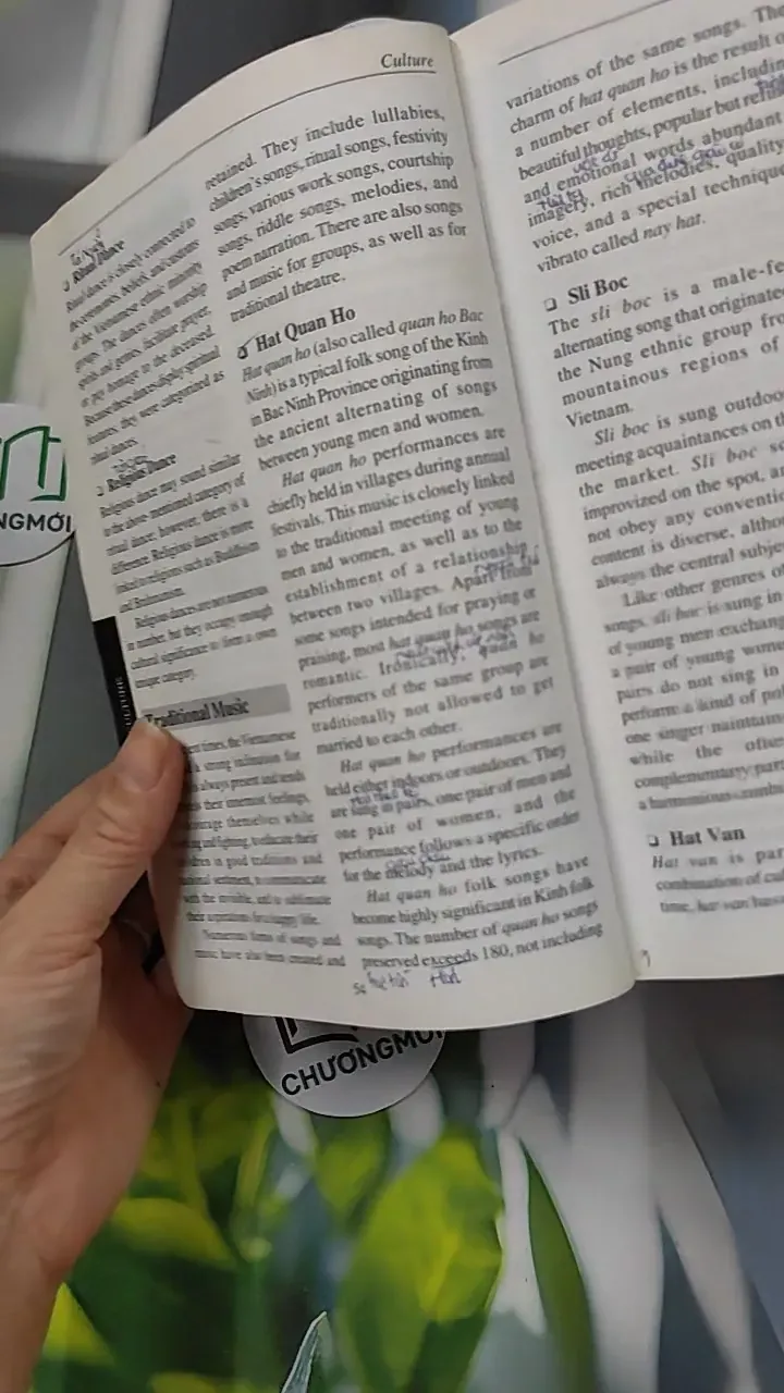 Vietnam Tourist Guidebook - Vietnam National Administration of Tourism 754516