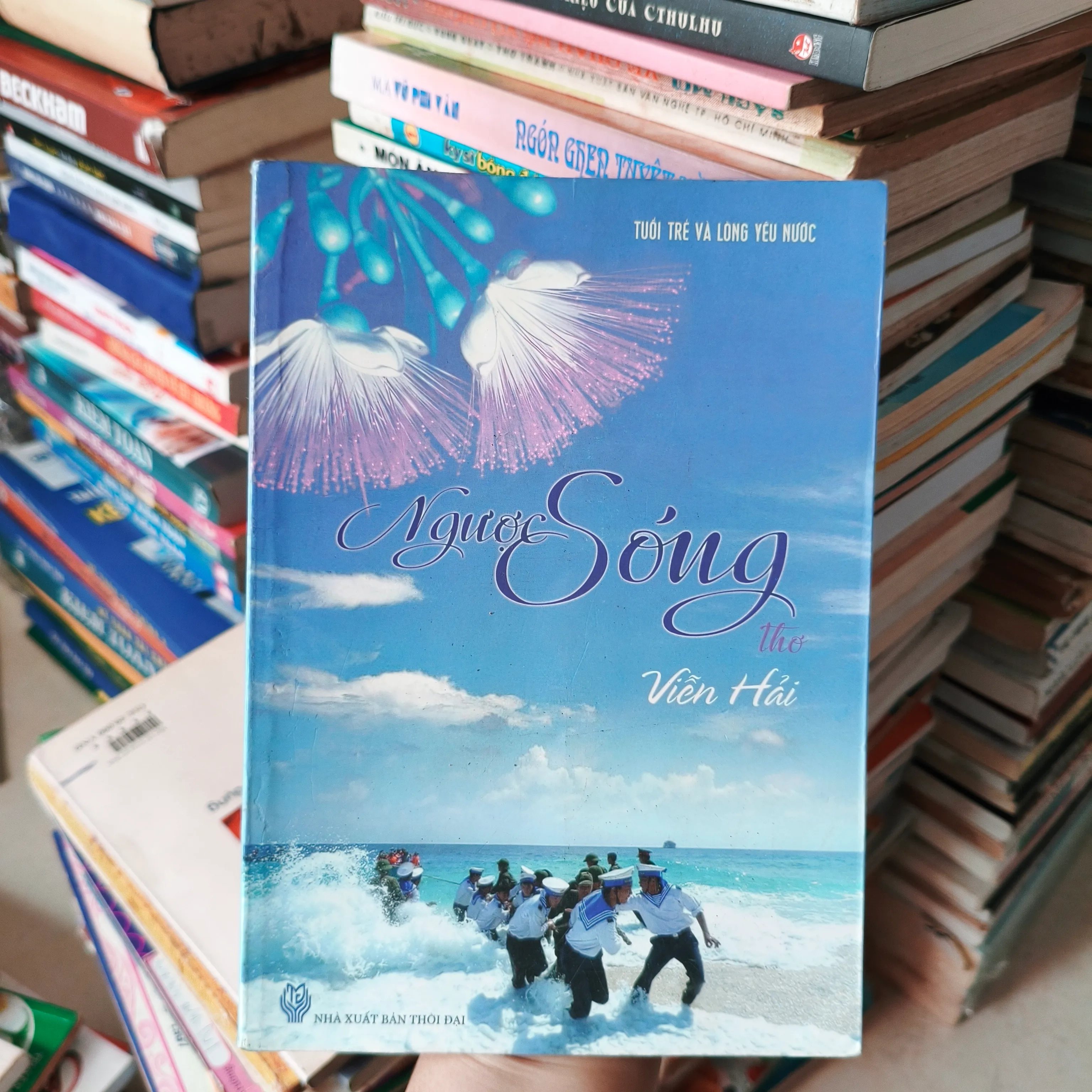 Ngược sóng - thơ 🌱 by  - Sách Book Cover - Ngọc Hiển Books