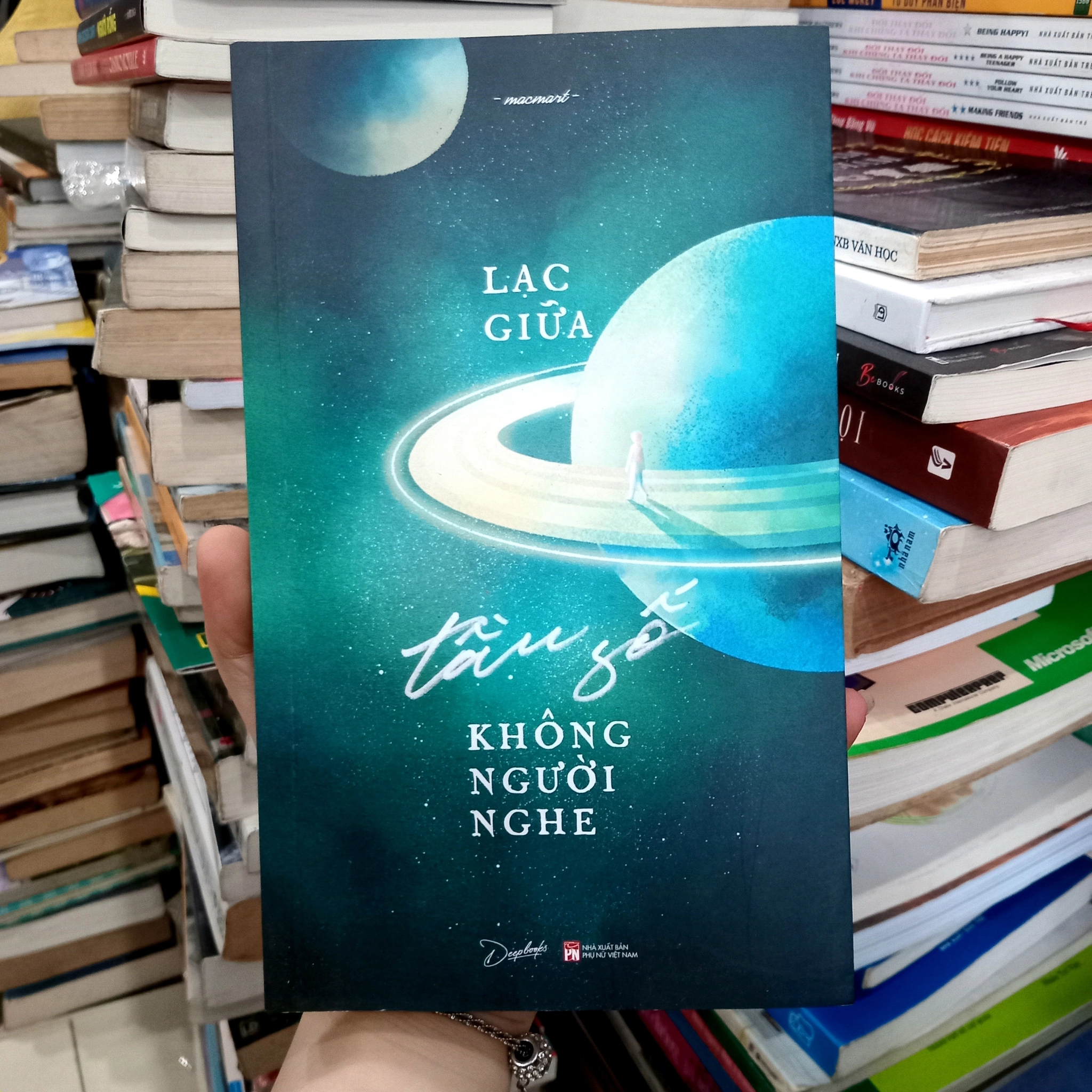 Lạc giữa tần số không người nghe 📚 by  - Sách Book Cover - Ngọc Hiển Books