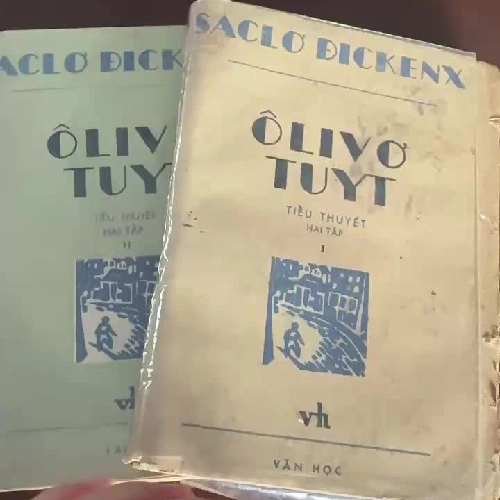 Combo 2 Tập Ôlivo Tuyt (Oliver Twist) – Sác-lơ Đickenx – Bản cổ NXB Văn Học