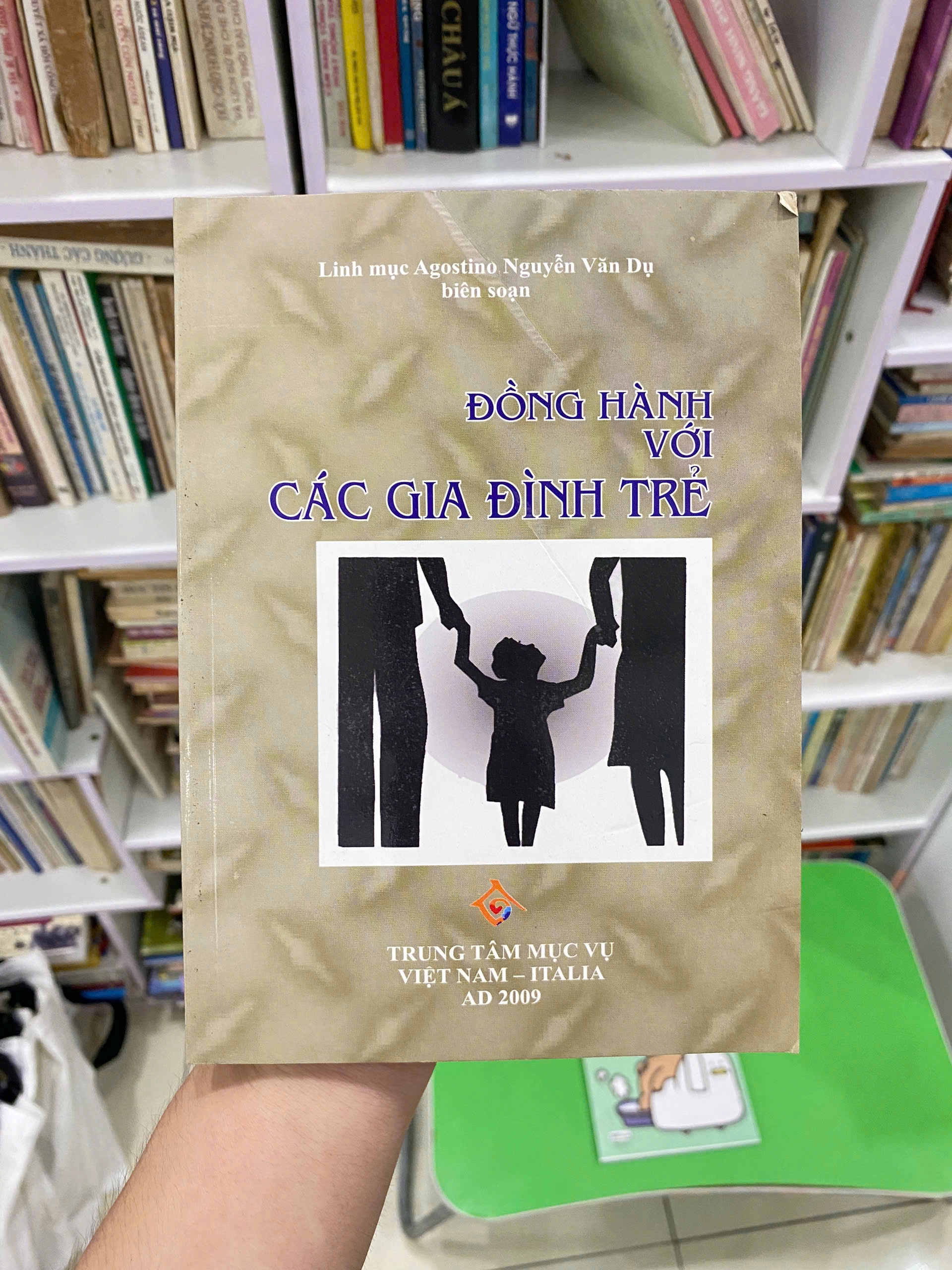 Đồng hành với các gia đình trẻ by  - Sách Book Cover - Ngọc Hiển Books