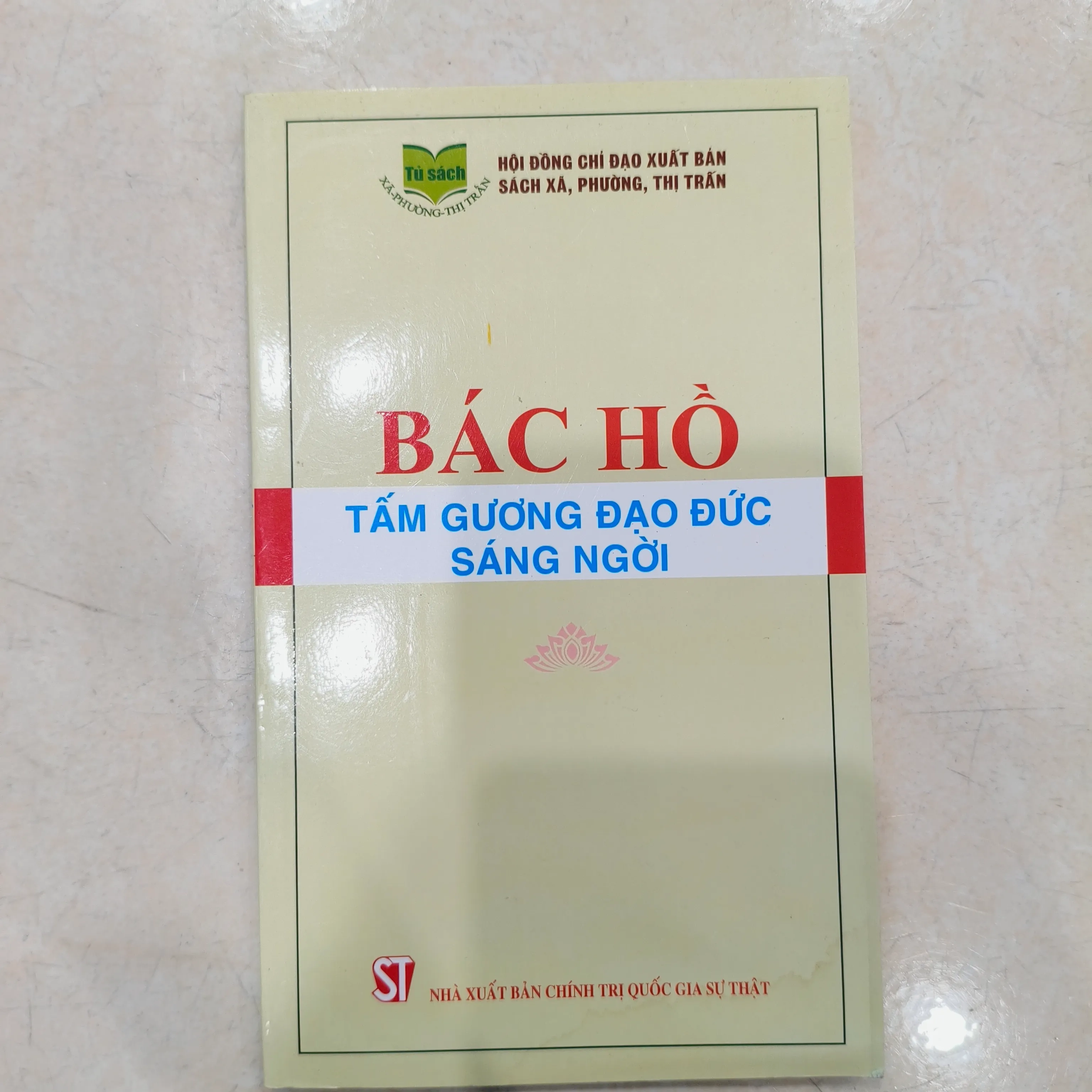 Bác Hồ tấm gương đạo đức sáng ngời 🌱 by  - Sách Book Cover - Ngọc Hiển Books