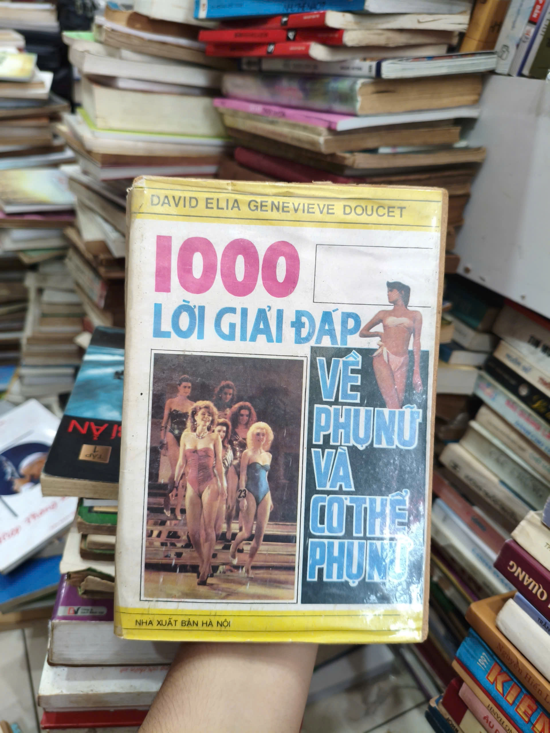 1000 lời giải đáp về phụ nữ và cơ thể phụ nữ by  - Sách Book Cover - Ngọc Hiển Books